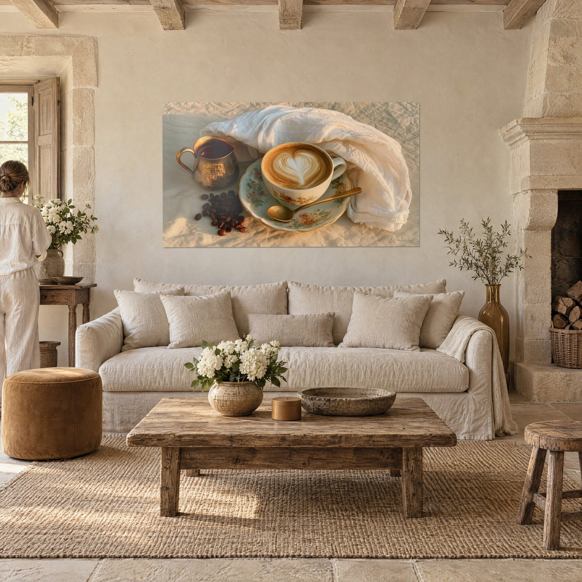 Quadro cappuccino con cuore di schiuma cremosa, tazza fiorata e brocchetta dorata, due persone di spalle sopra un divano in un soggiorno luminoso