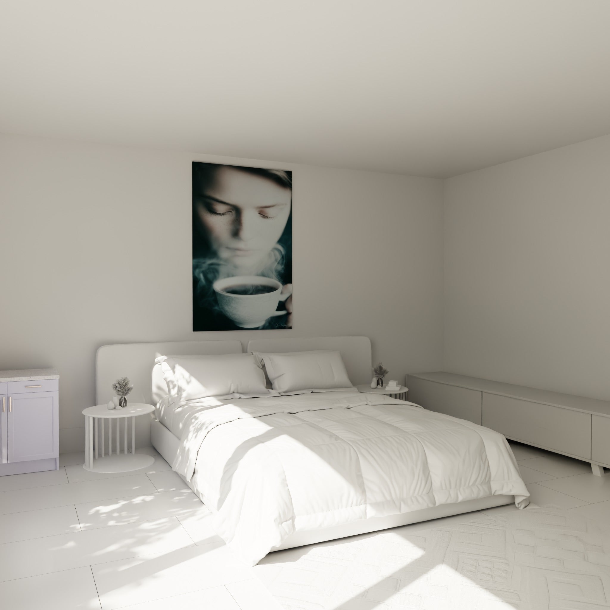 Silhouette apaisée aux tons gris et blancs tenant une tasse fumante au-dessus d'un lit dans une chambre claire