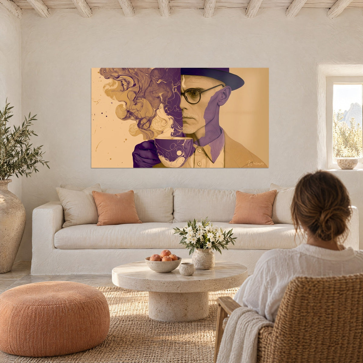 Gemälde Mann mit Hut und runder Brille, dampfende violette Tasse, ocker- und malvenfarbene Töne, über einem Sofa in einem hellen Wohnzimmer