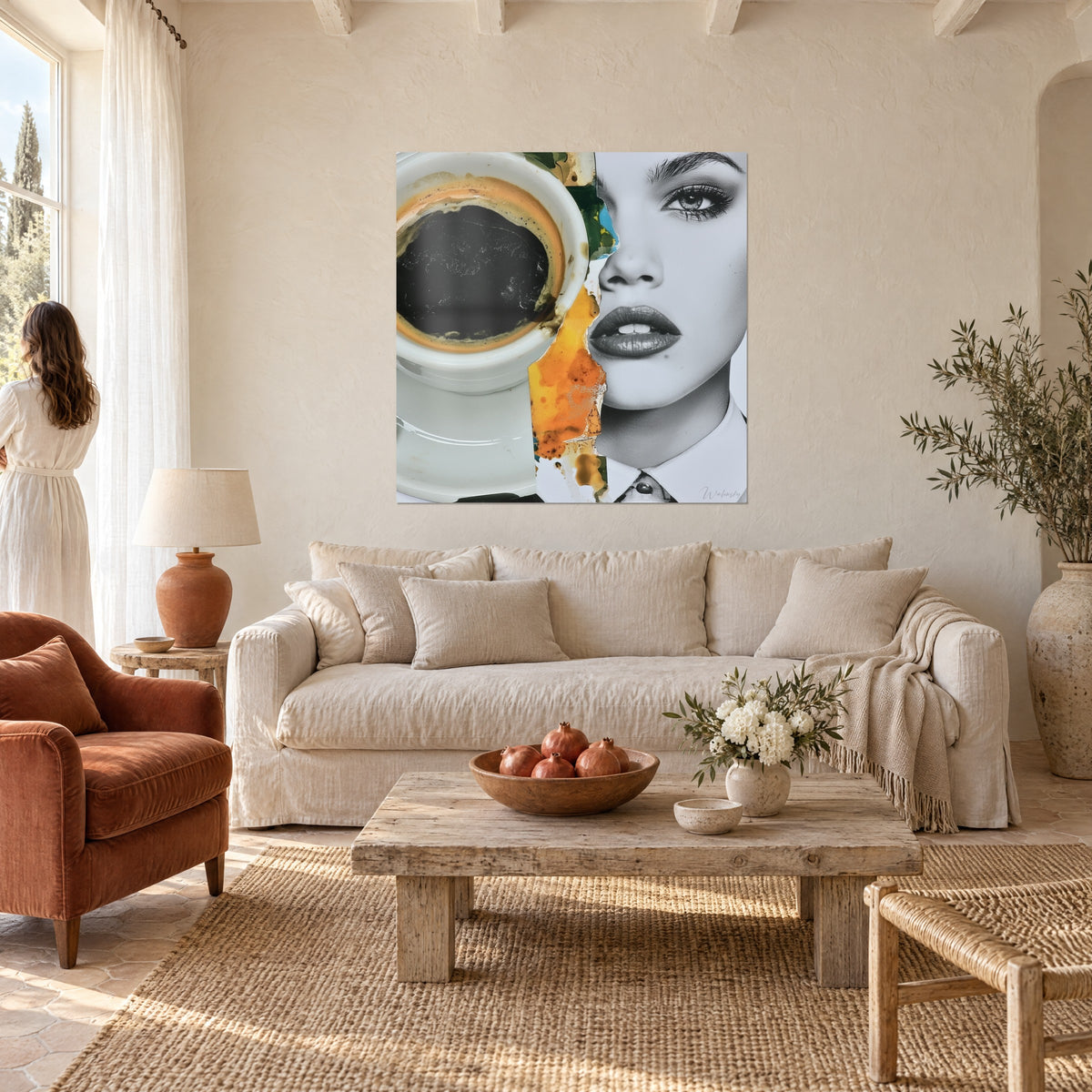 Tableau tasse d'espresso crémeux face à un visage noir et blanc, taches orange et jaune, au-dessus d'un canapé dans un salon lumineux