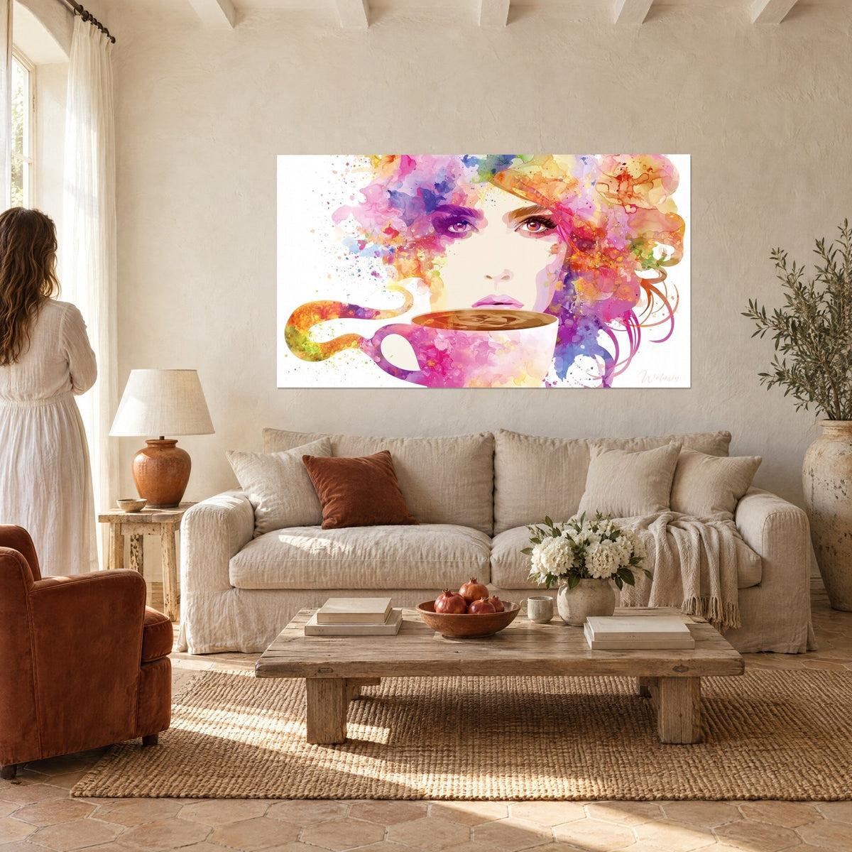 Tableau visage de femme aquarellé aux yeux bruns perçants, chevelure rose et violette, au-dessus d'un canapé dans un salon lumineux