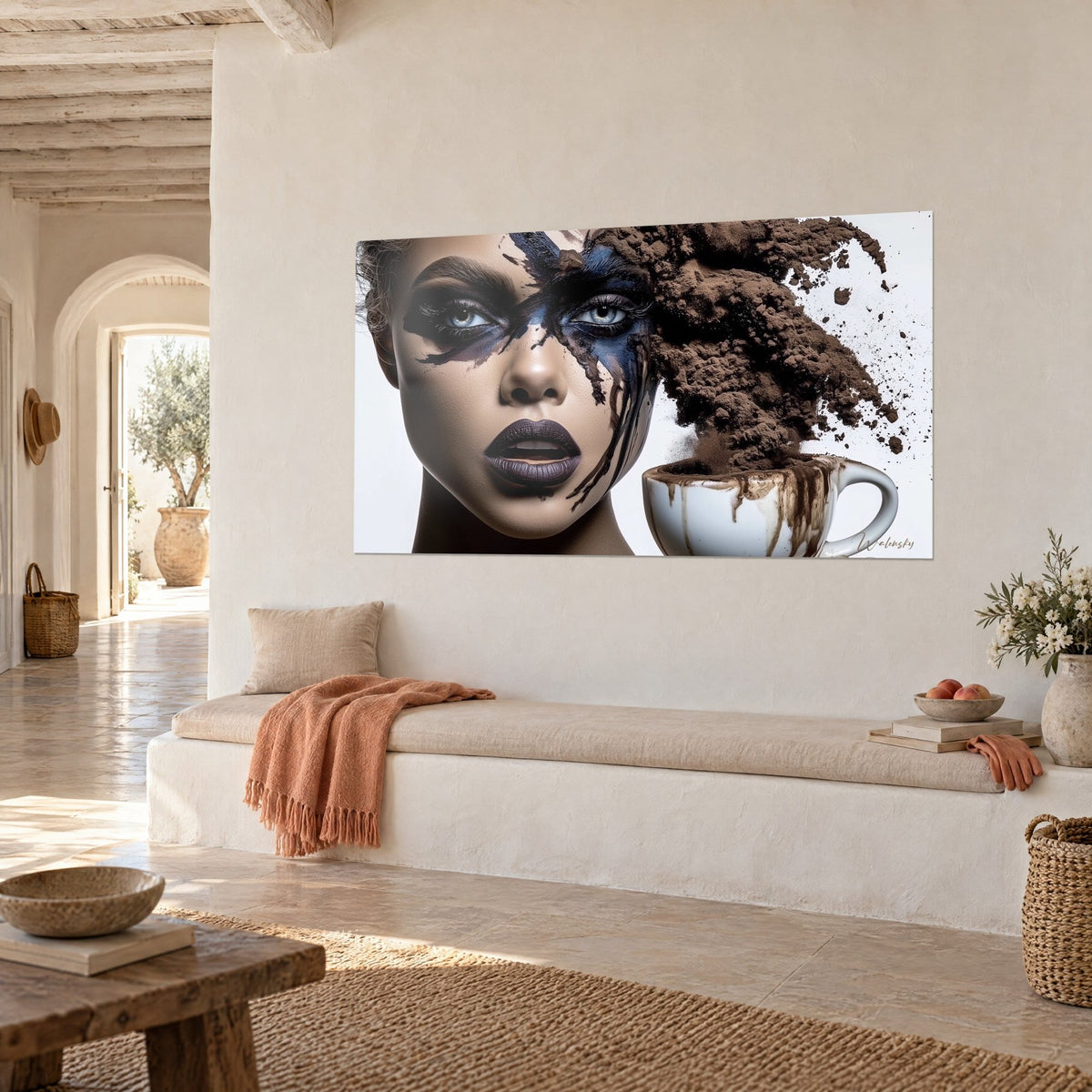 Tableau visage de femme aux lèvres prune, coulures de peinture indigo et nuage de cacao chocolat, mur crème d'une maison méditerranéenne