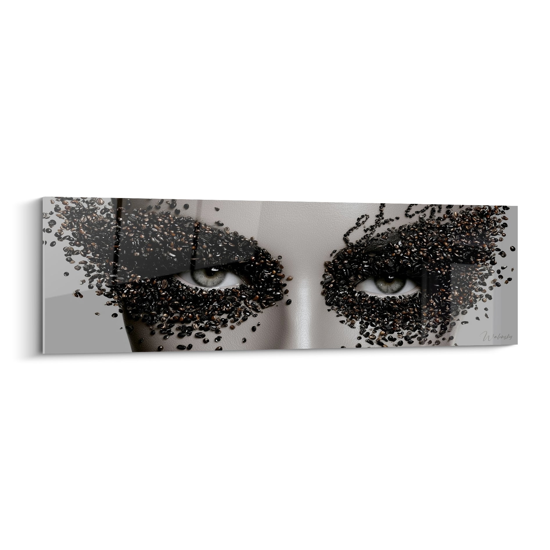 Regard gris-vert intense cerné de grains de café noirs et bruns sur peau claire