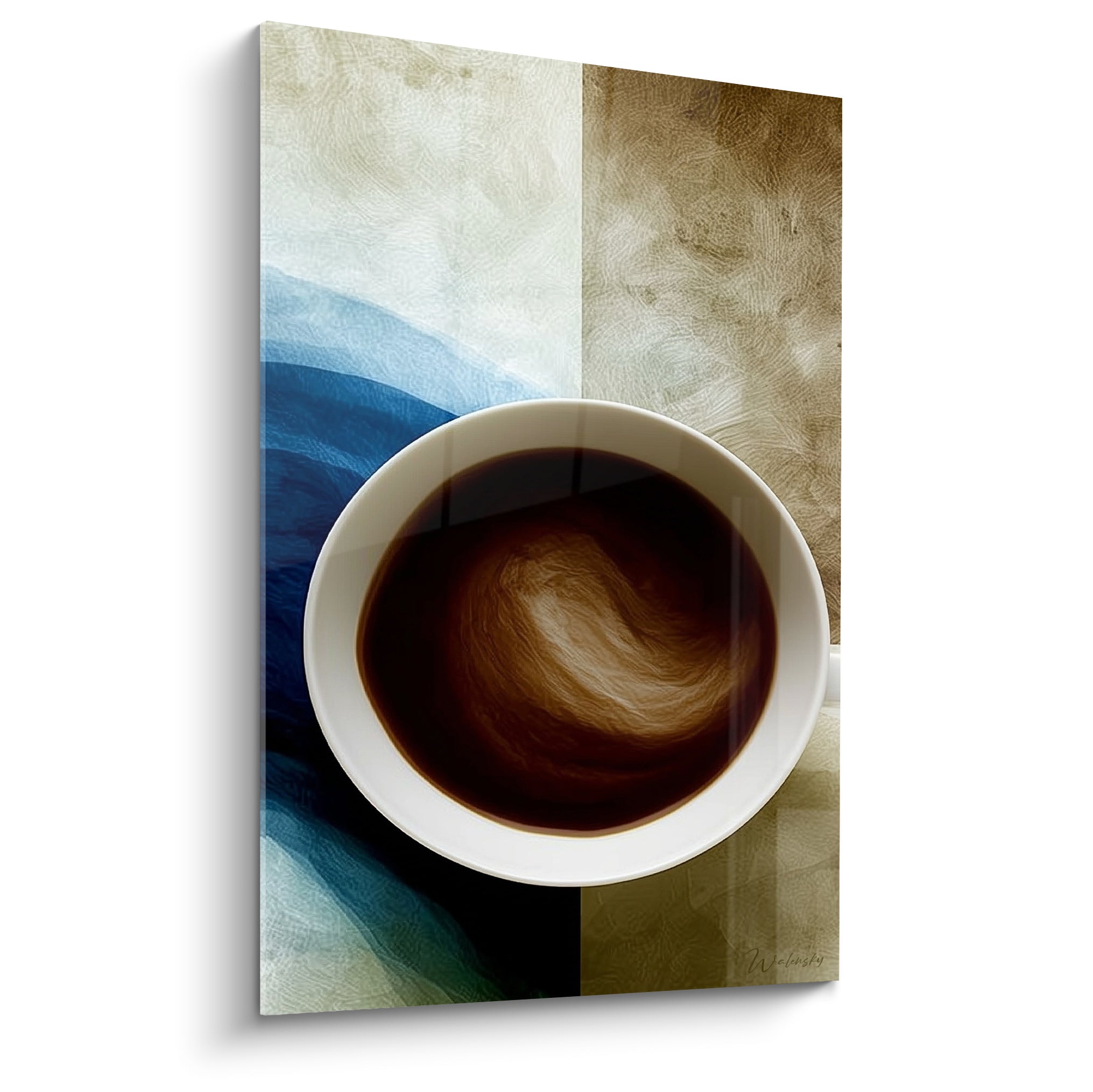 Tasse blanche de café noir sur fond bleu marine et brun texturé, tourbillon de crème visible