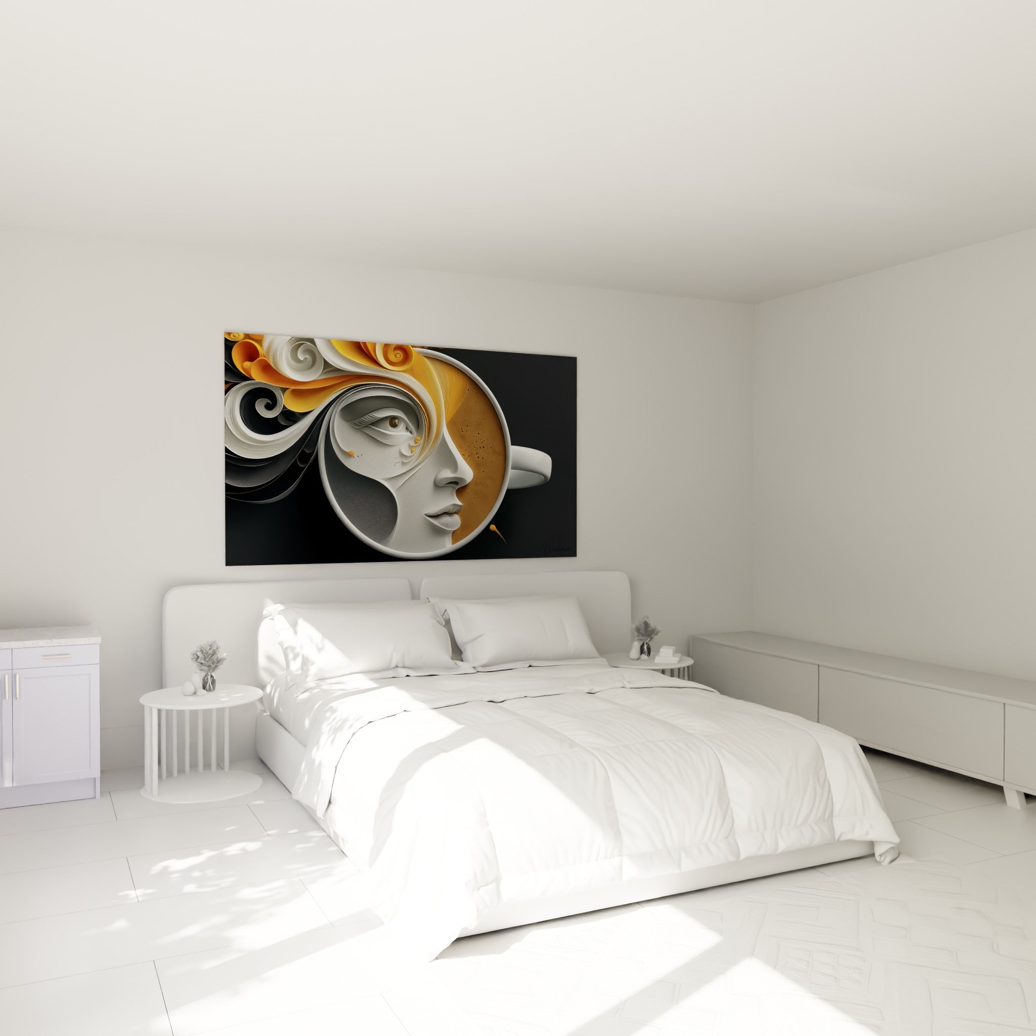 Tasse café dorée au visage blanc sculpté, accrochée au-dessus d'un lit dans une chambre claire