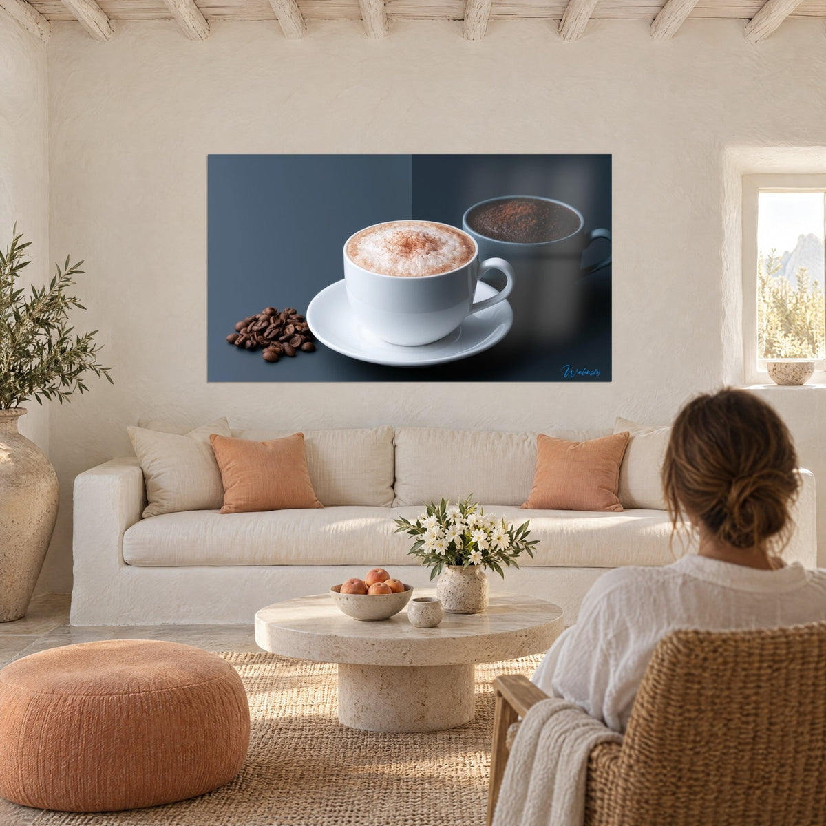 Cuadro capuchino espumoso espolvoreado con canela, taza blanca sobre fondo azul pizarra, encima de un sofá en un salón luminoso