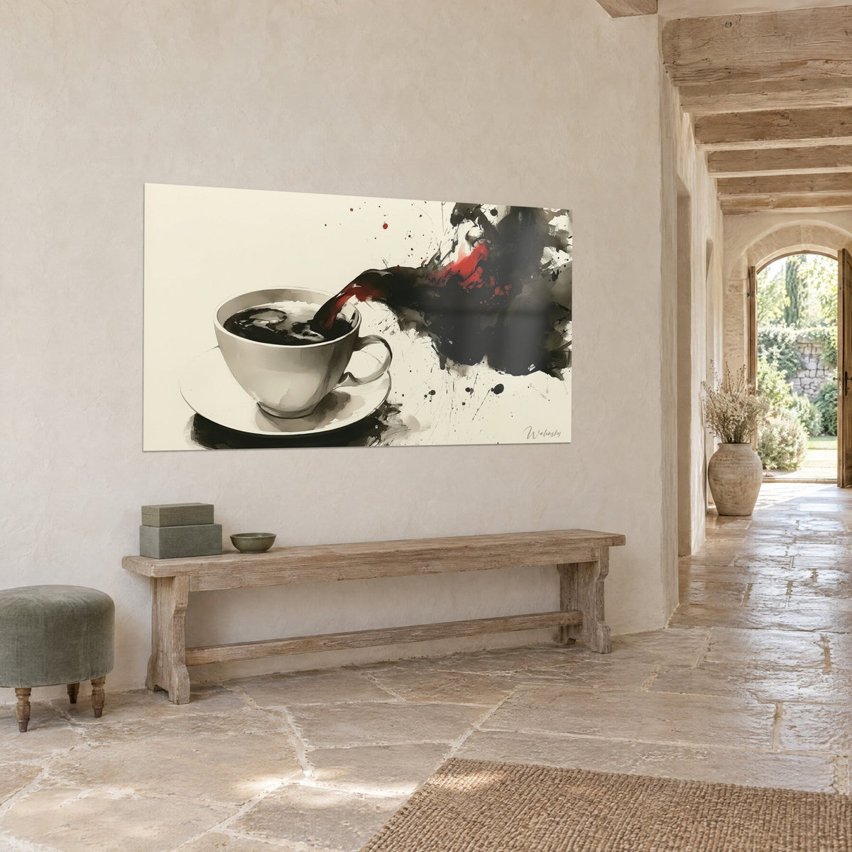 Quadro caffè nero che zampilla da una tazza di porcellana avorio in schizzi di carbone e vermiglione, su un muro di pietra, corridoio a volta