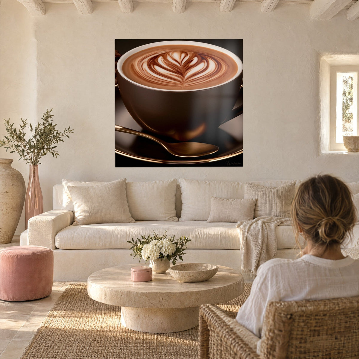 Quadro cappuccino con rosetta cremosa di crema e cioccolato in tazza marrone, cucchiaino dorato, sopra un divano in un soggiorno luminoso