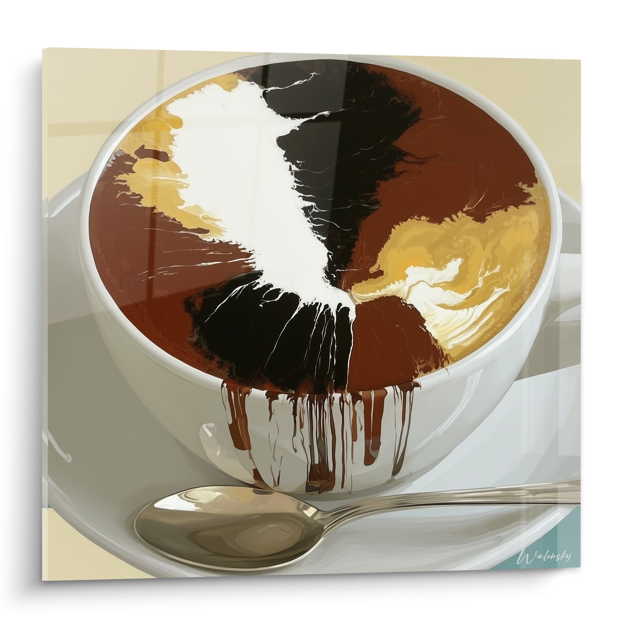 Tasse blanche débordant de café brun, noir et crème avec coulures épaisses le long de la porcelaine