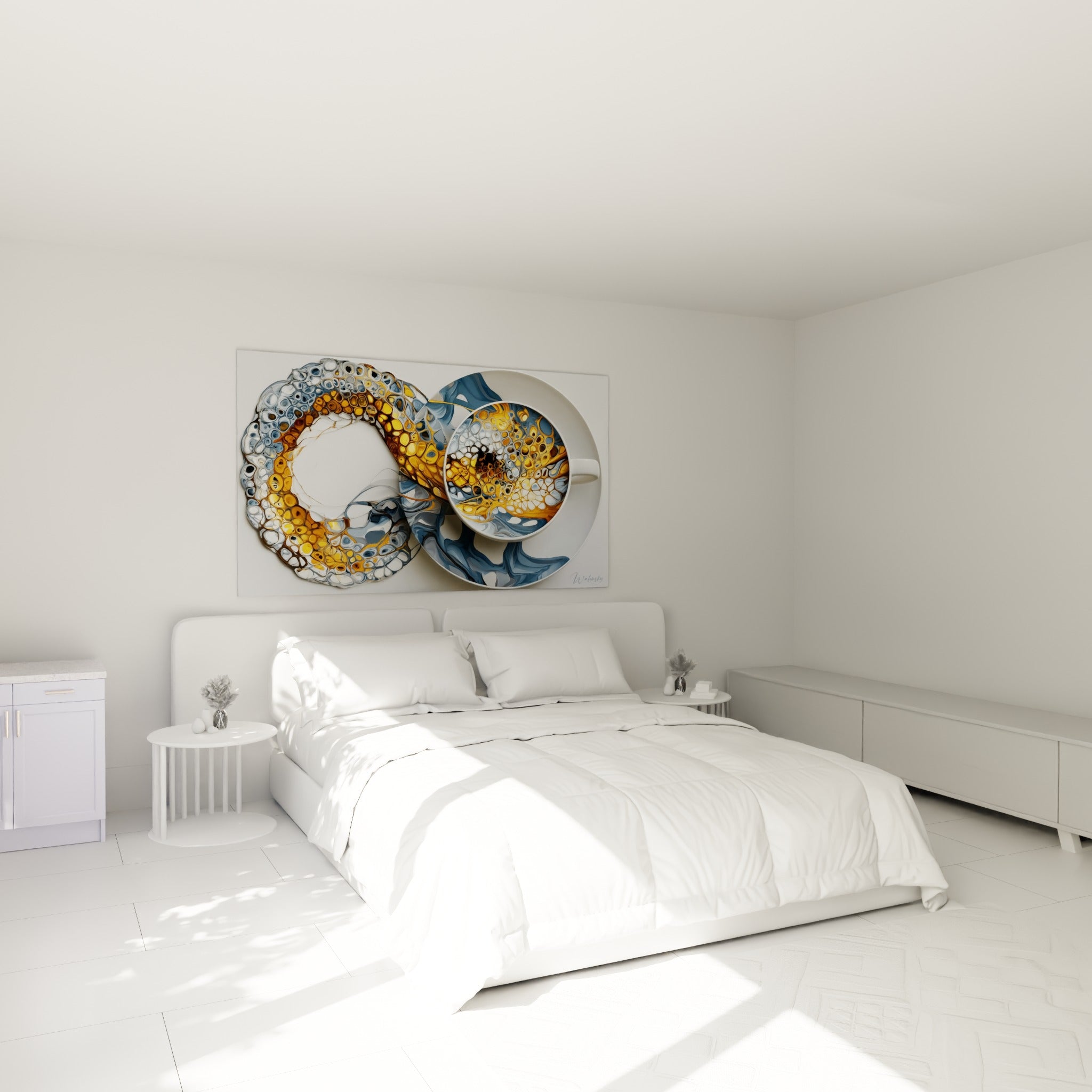 Composition café dorée et bleu marine aux motifs organiques, au-dessus d'un lit dans une chambre claire