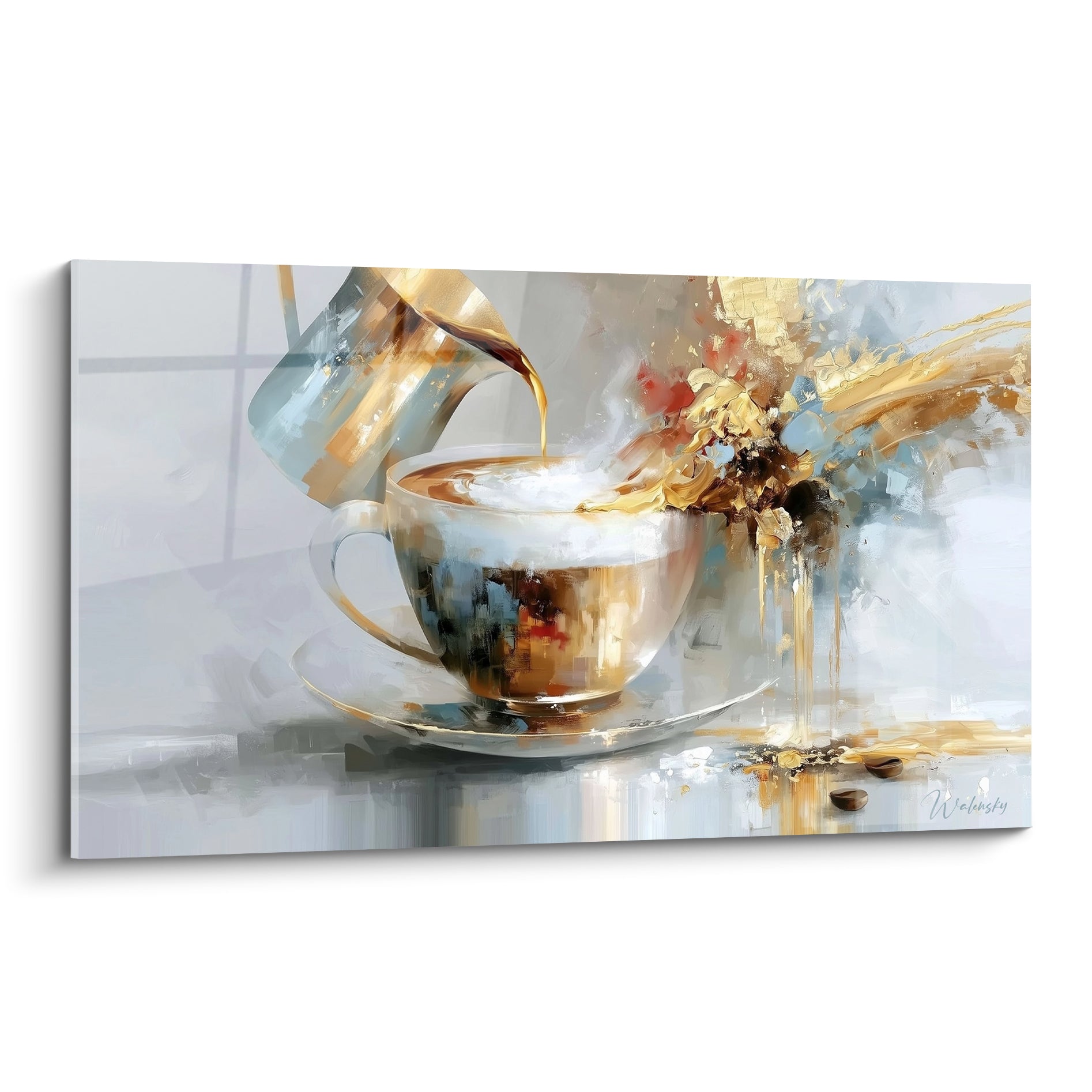 Tasse dorée recevant un café versé, entourée d'éclaboussures ambrées et de touches bleu pastel
