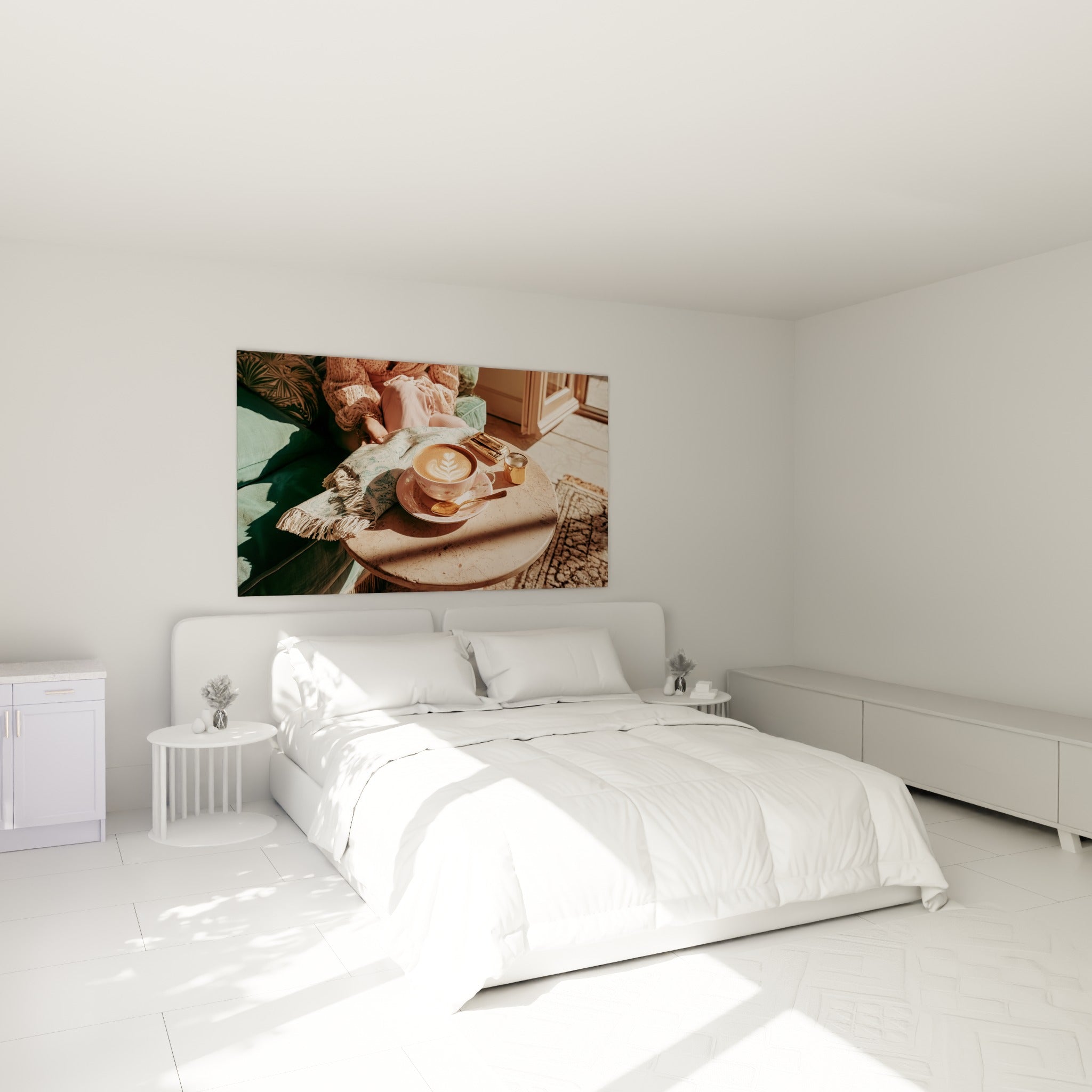 Tasse de café crème et rose au-dessus d'un lit dans une chambre claire