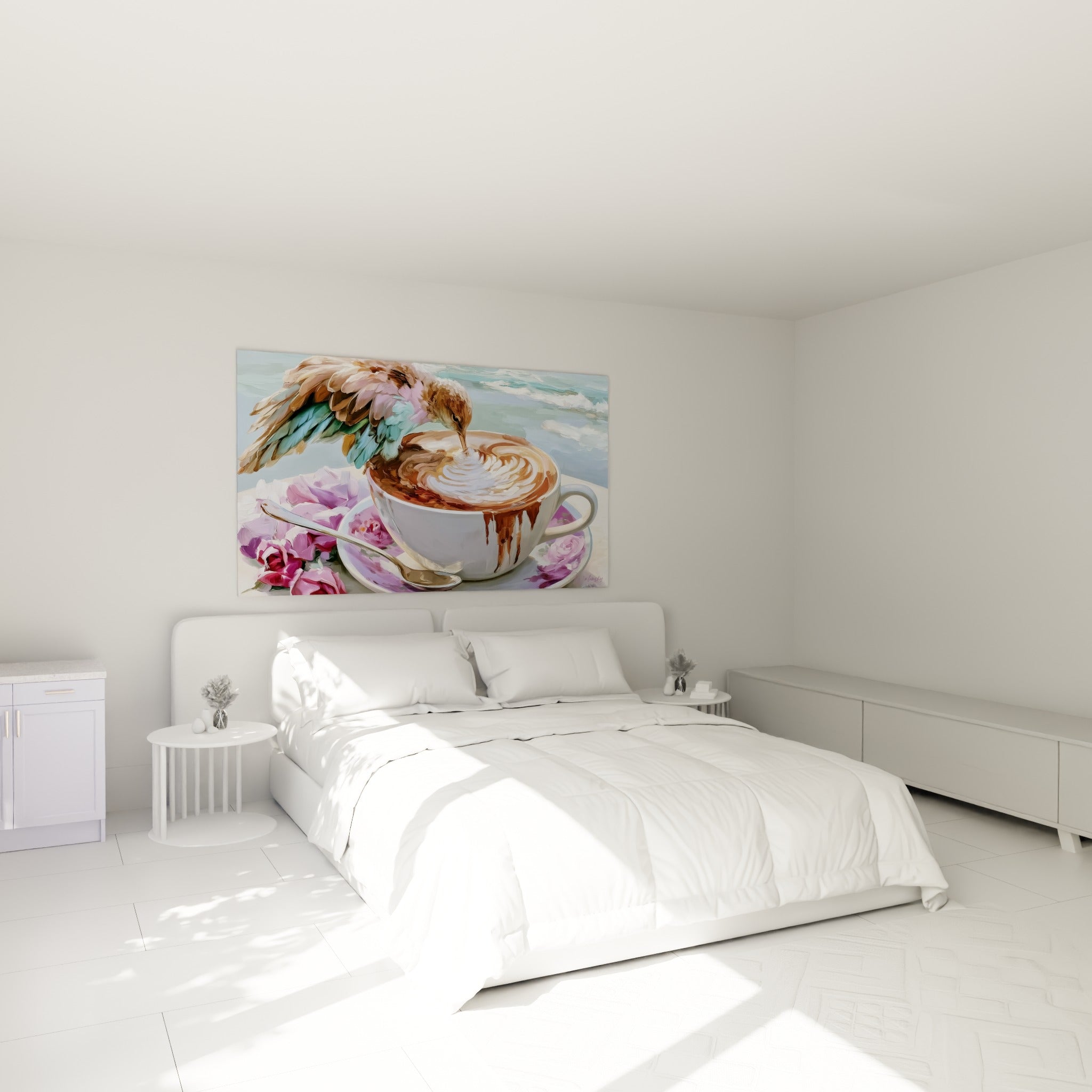 Cappuccino fumant et oiseau aux ailes bleues peints au-dessus d'un lit dans une chambre claire