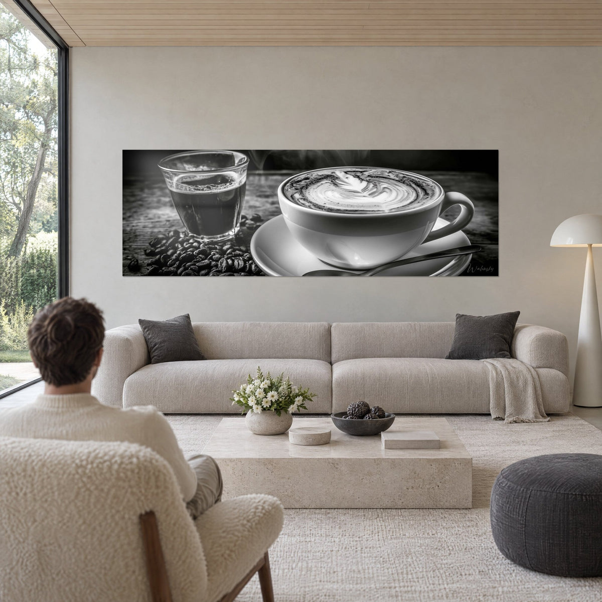 Tableau cappuccino en noir et blanc, mousse blanche en plume, grains bruns éparpillés, au-dessus d'un canapé dans un salon lumineux