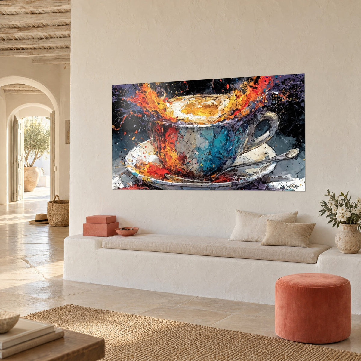 Tableau mousse crémeuse dorée d'un cappuccino, soucoupe blanche et éclaboussures rouges, sur un mur crème près d'une banquette en pierre claire