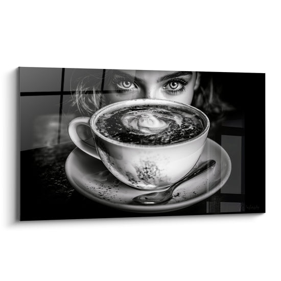 Tasse blanche fumante devant des yeux gris perçants, composition noir et blanc intense