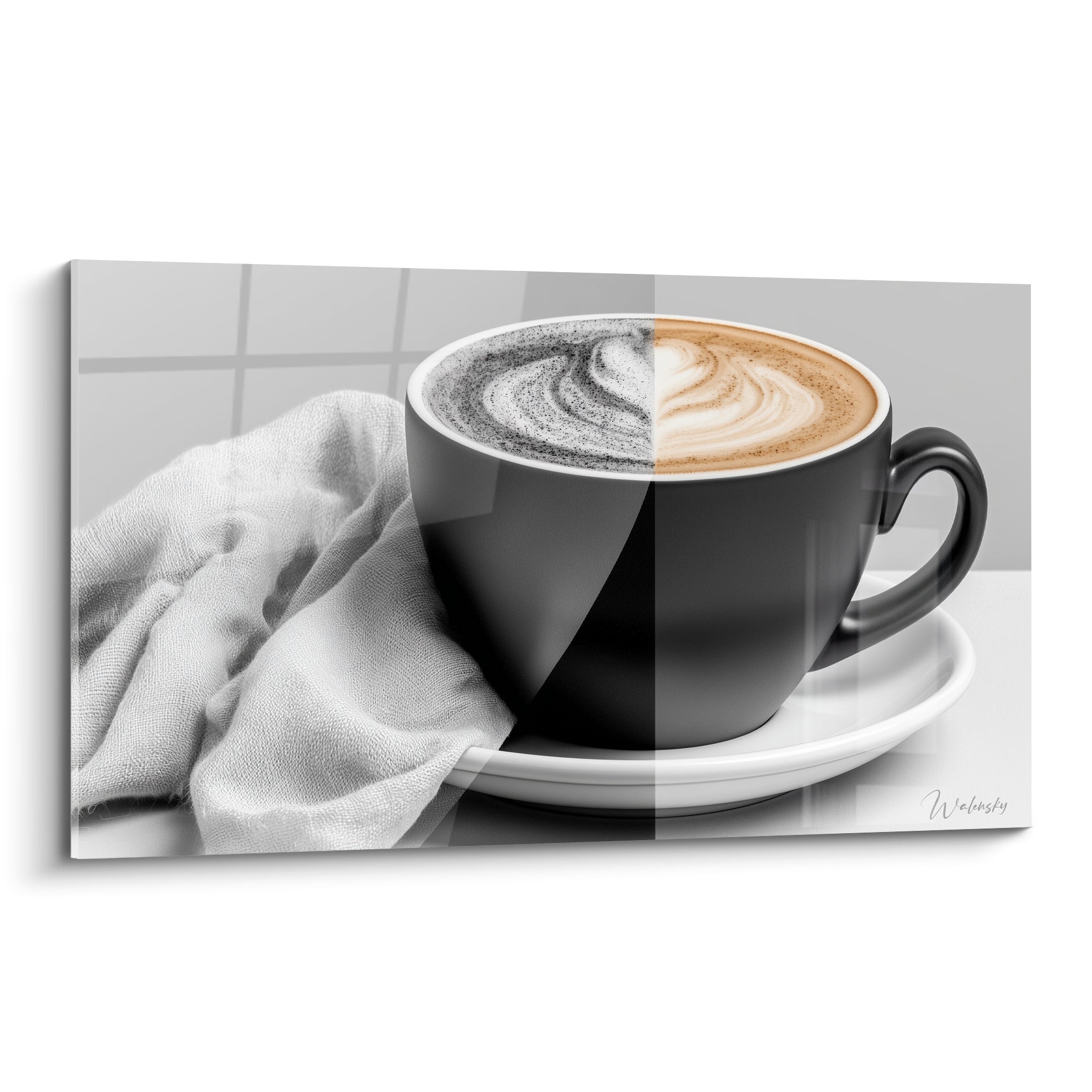 Tasse de café noire mi-noir et blanc mi-ocre, mousse en volutes, linge blanc froissé à côté.