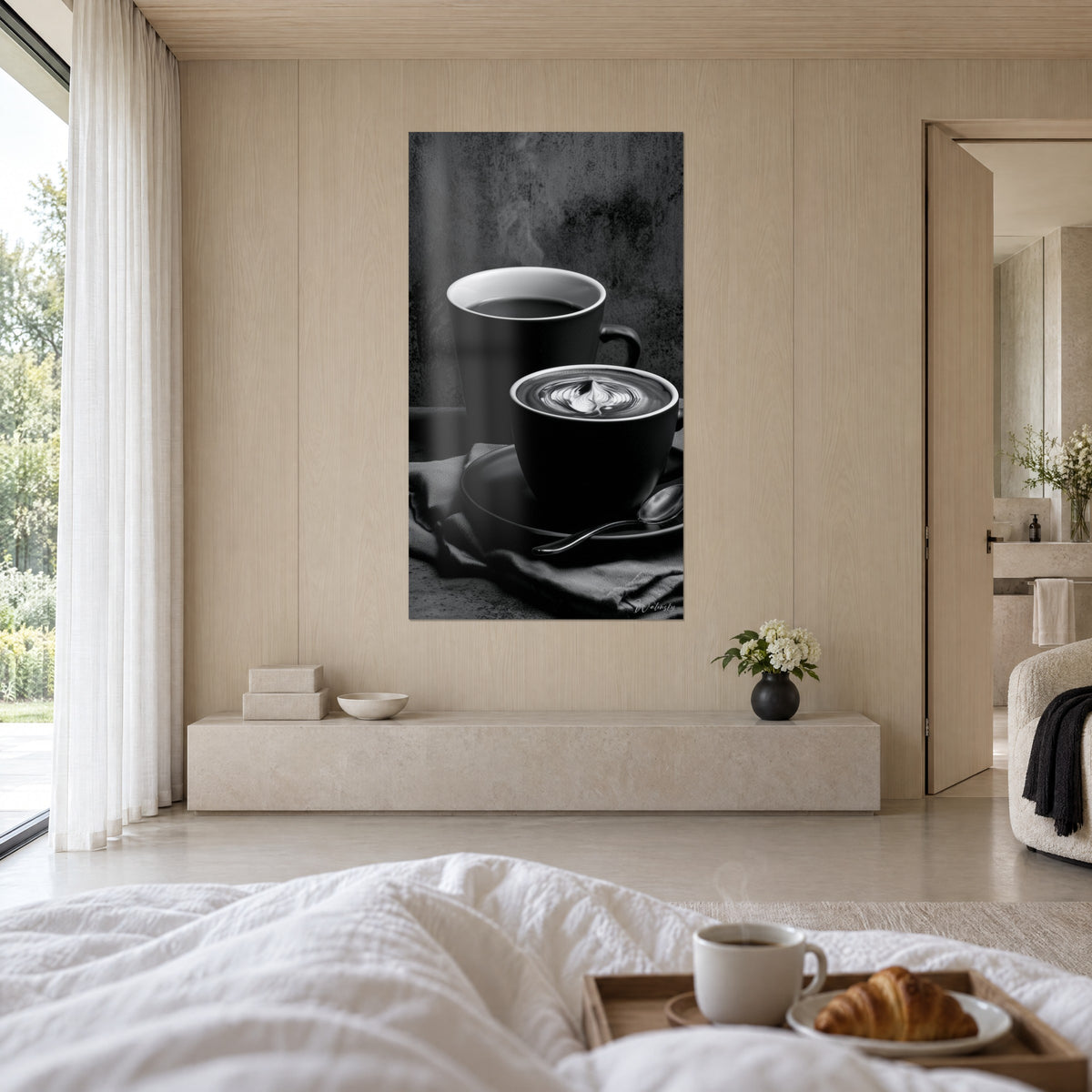 Cuadro café humeante en una taza de ébano, espuma blanca en forma de hoja y platillo oscuro, encima de una cama en un dormitorio luminoso