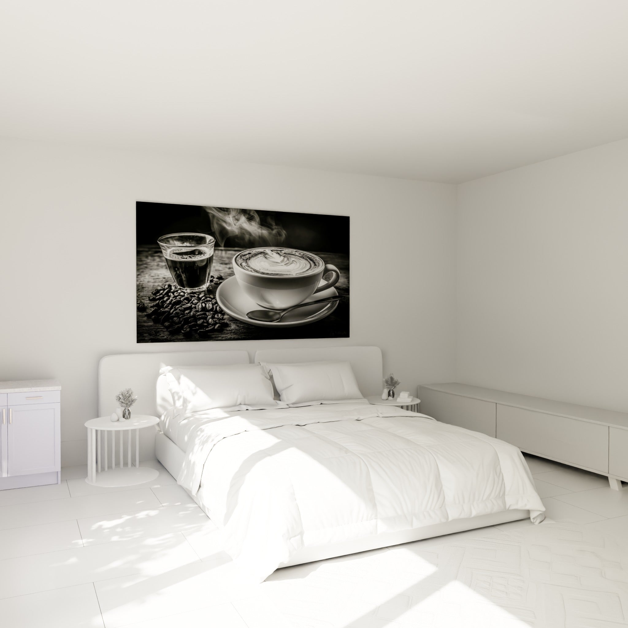 Tasse de café blanche et grains noirs torréfiés accrochée au-dessus d'un lit dans une chambre claire