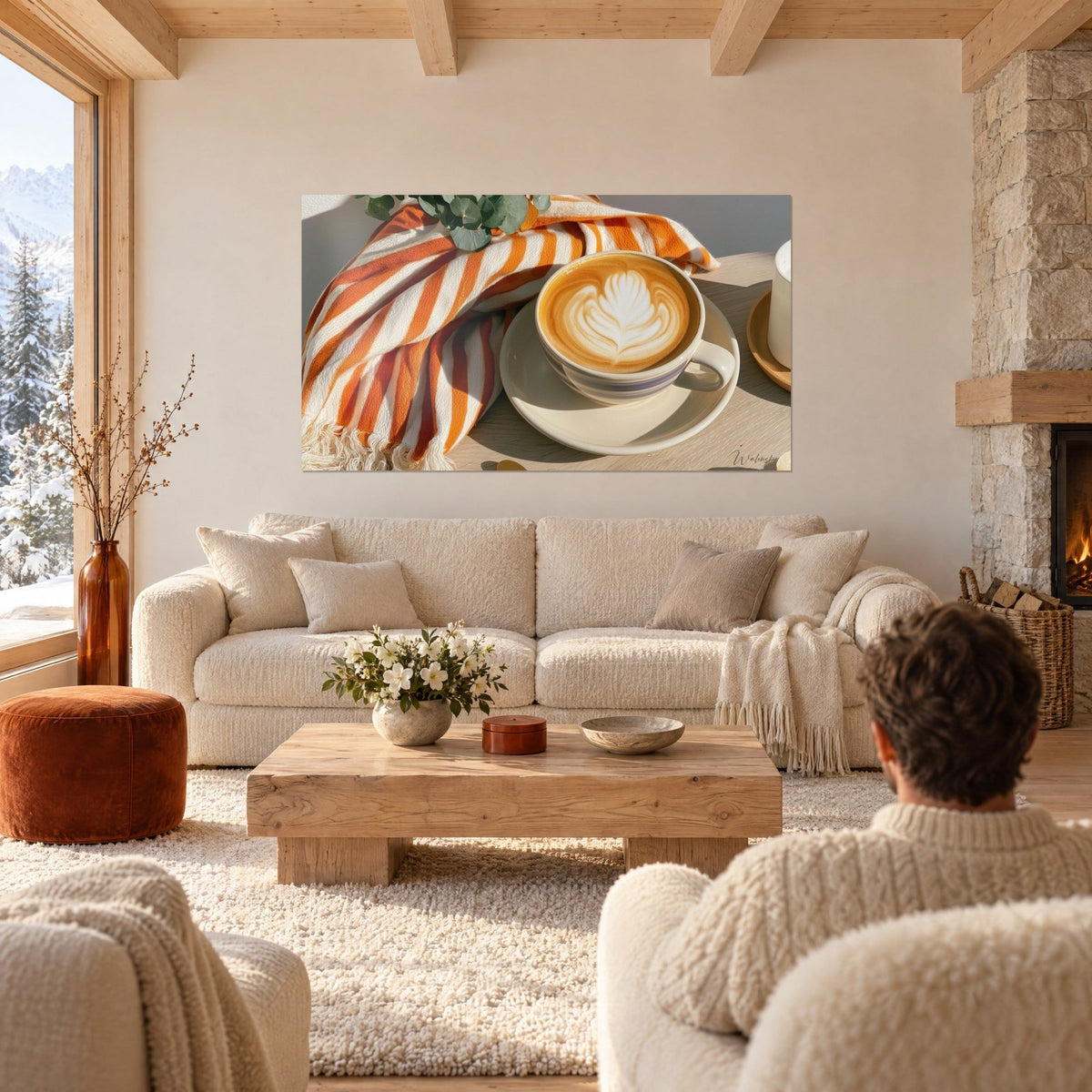 Tableau tasse de latte à la rosette crème et plaid rayé orange, deux personnes de dos au-dessus d'un canapé dans un salon lumineux
