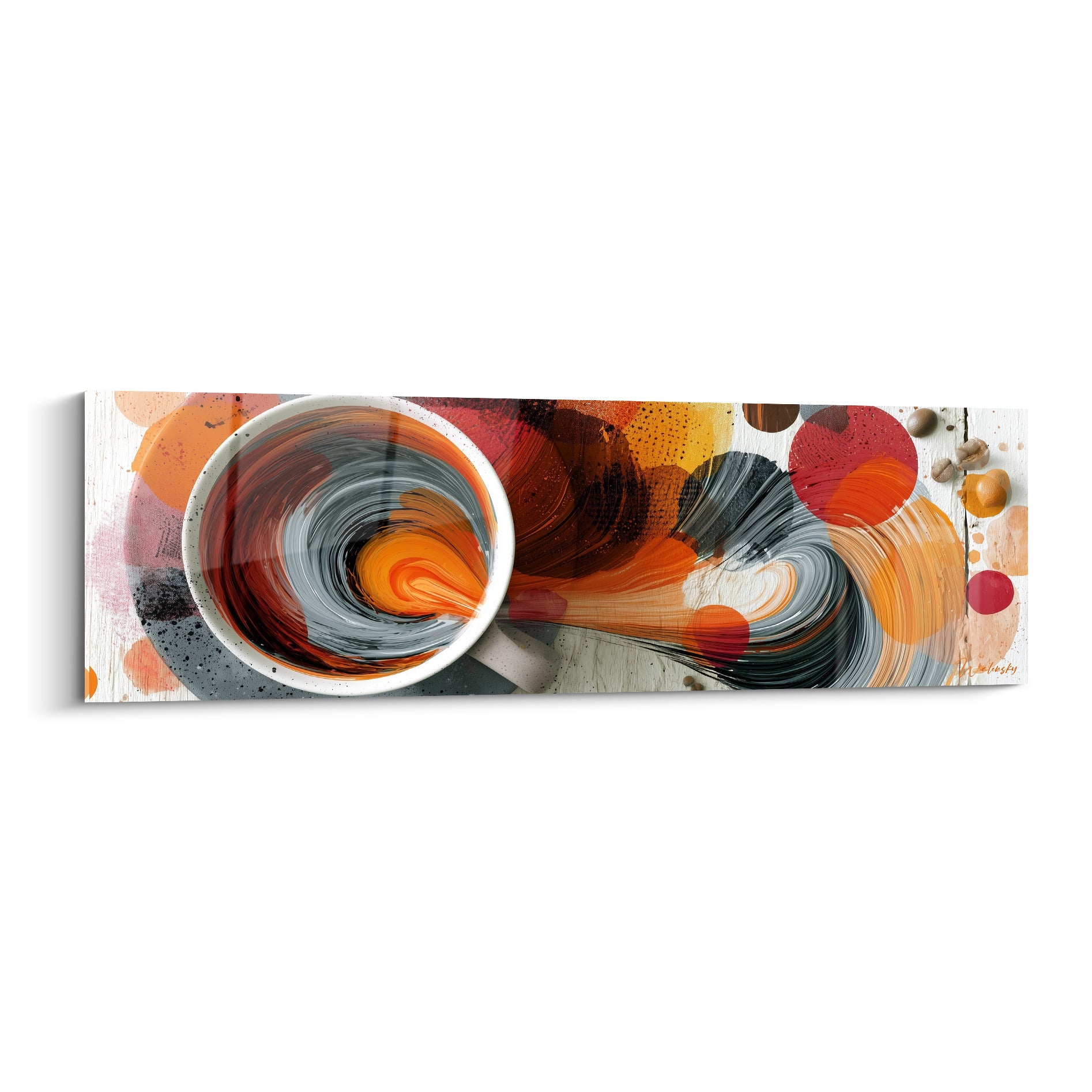 Tasse blanche laissant échapper un tourbillon orange, anthracite et bordeaux sur fond de bois clair