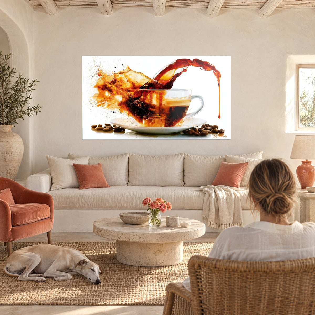 Cuadro taza de café de cristal transparente, salpicaduras ámbar y marrones, encima de un sofá en un salón luminoso