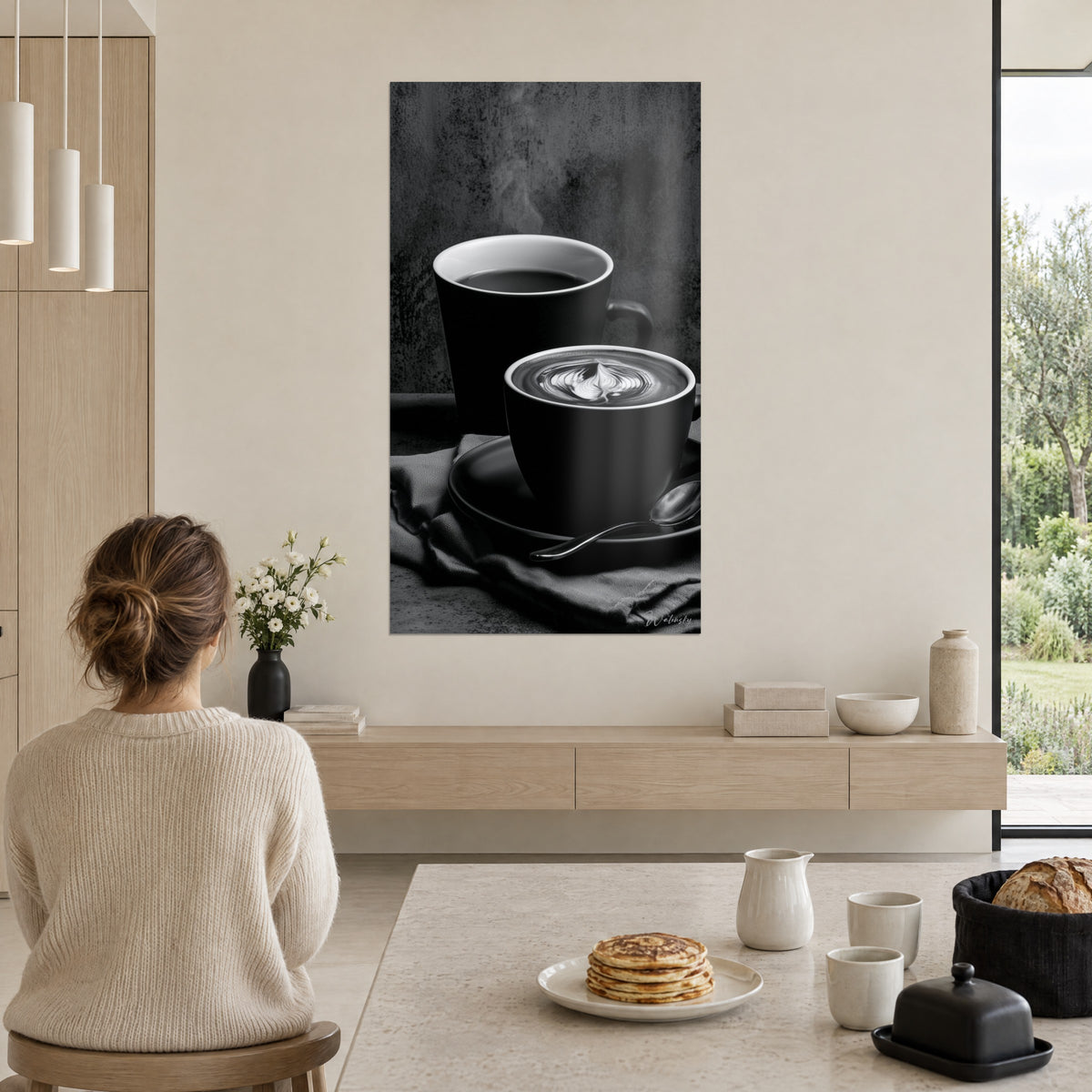 Cuadro dúo de tazas carbón, latte art marfil y cucharilla pulida, una mujer de espaldas junto a un desayuno de crepes, salón abierto