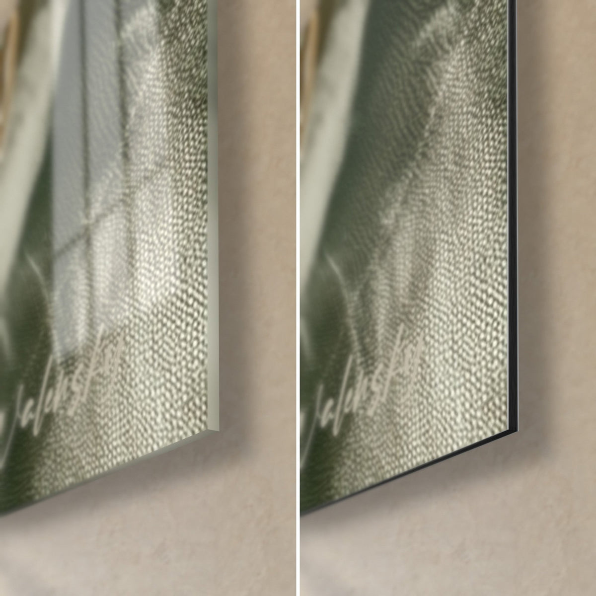 Quadro cappuccini dorati, angolo in basso a destra in vetro lucido e Dibond in alluminio opaco verde salvia, bordo da 3 mm visibile