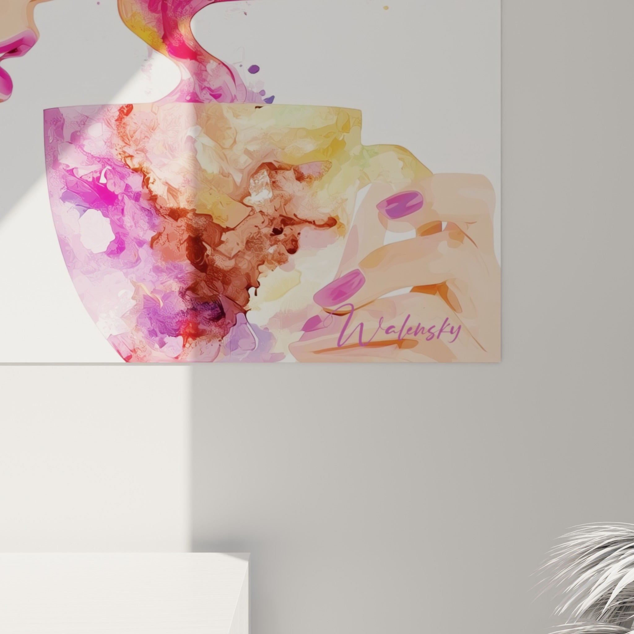 Empâtements colorés violet et doré révélant la matière aquarelle de ce tableau café accroché au mur