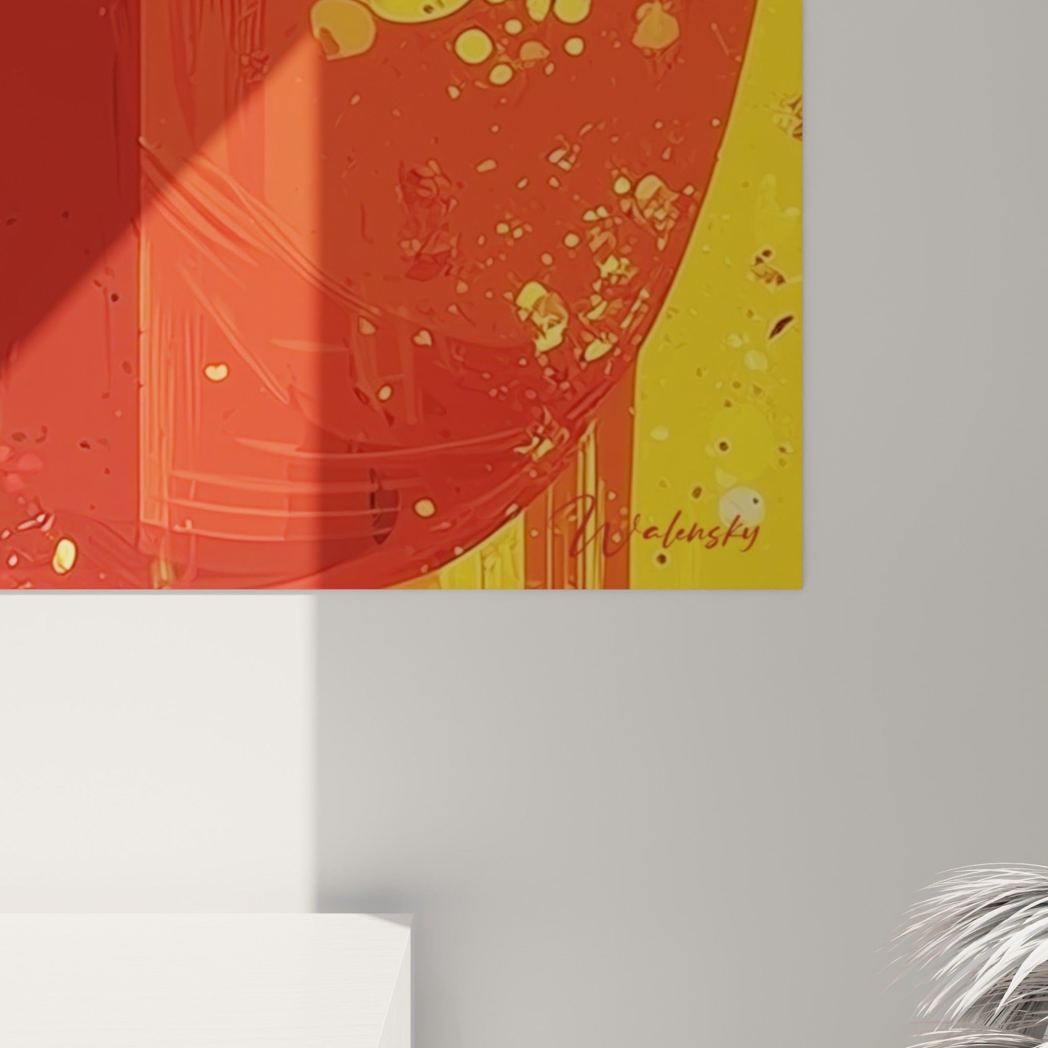 Coulures orangées et éclats jaunes se mêlent aux reflets bruns de la tasse peinte à la matière expressive