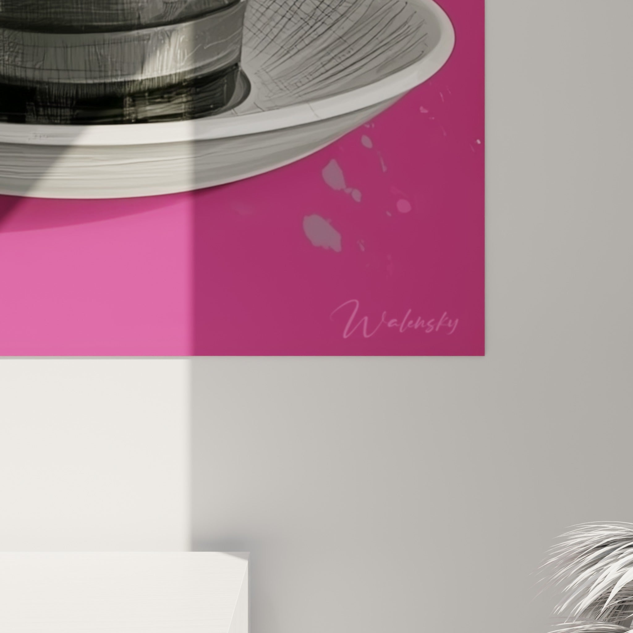 Traits crayonnés gris se mêlant aux coulures fuchsia et noires, matière texturée de l'impression visible de près