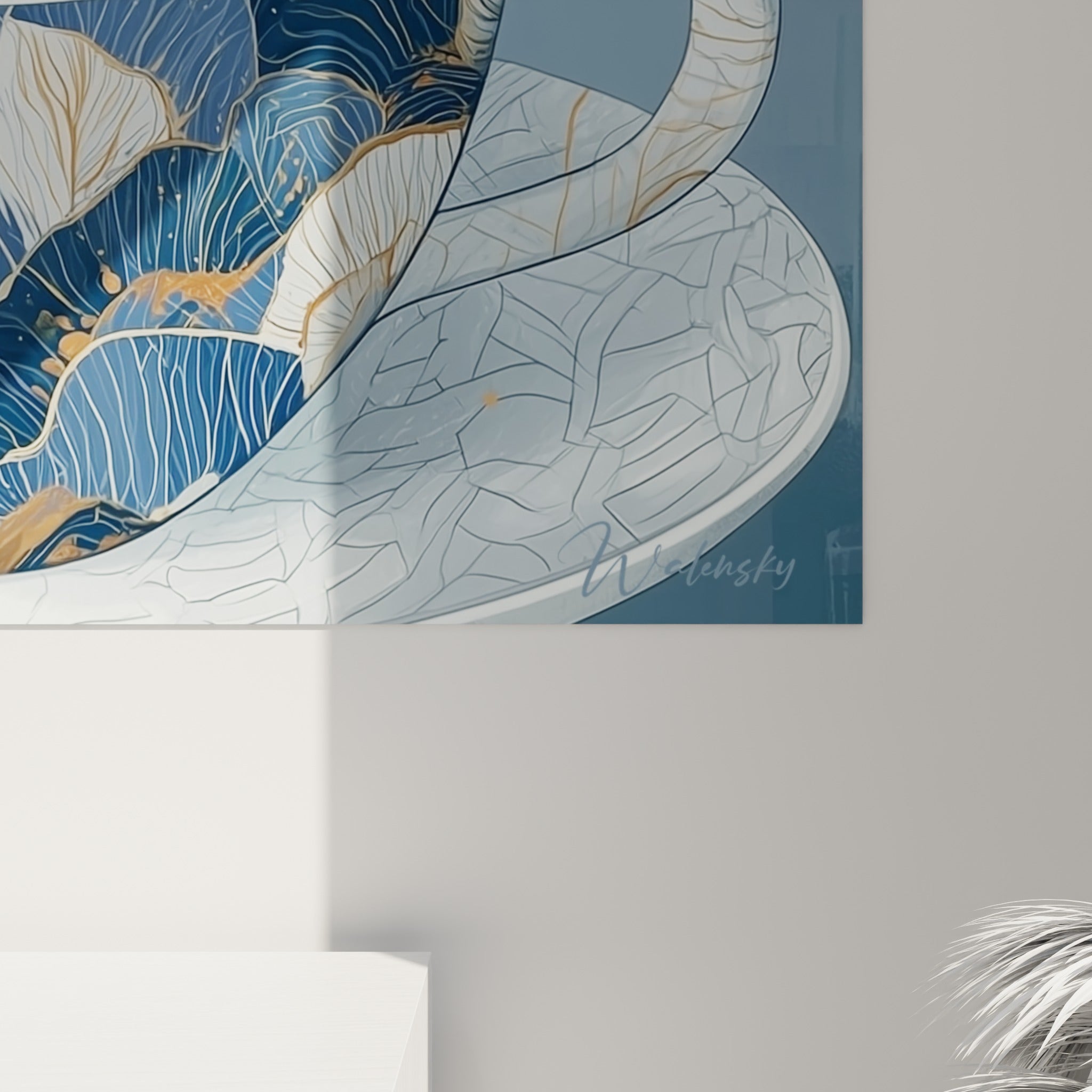 Détail des motifs marbrés bleu marine et dorés d'une tasse de café en gros plan sur l'impression