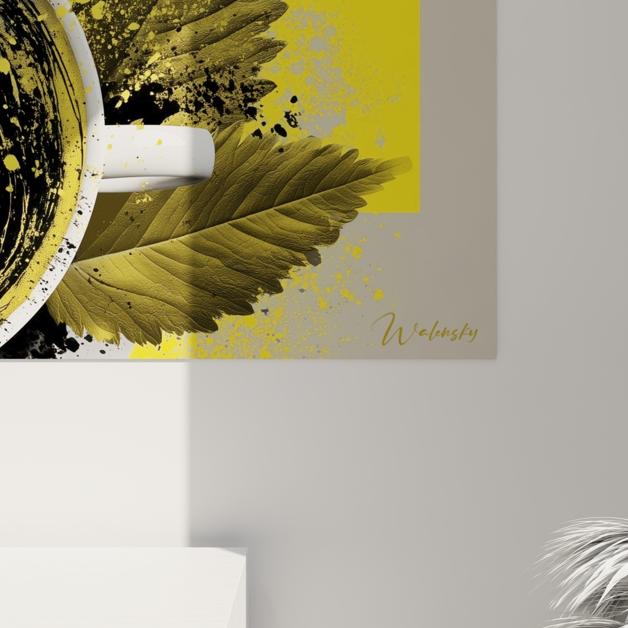 Détail des coulures noires et jaunes autour de la tasse, grain de l'impression et touches de rose fuchsia visibles de près