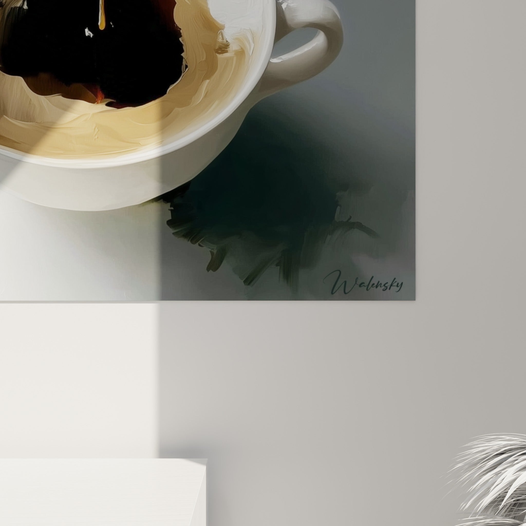 Empâtements blancs et beiges autour du liquide anthracite, coulure dorée figée en gros plan sur la toile