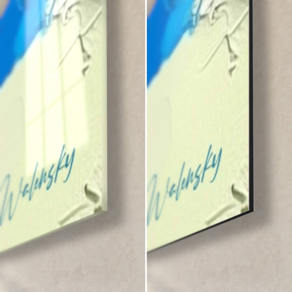 Tableau femme au café, coin bas droit : crème et bleu azur sur verre brillant avec reflets, alu Dibond mat et tranche fine