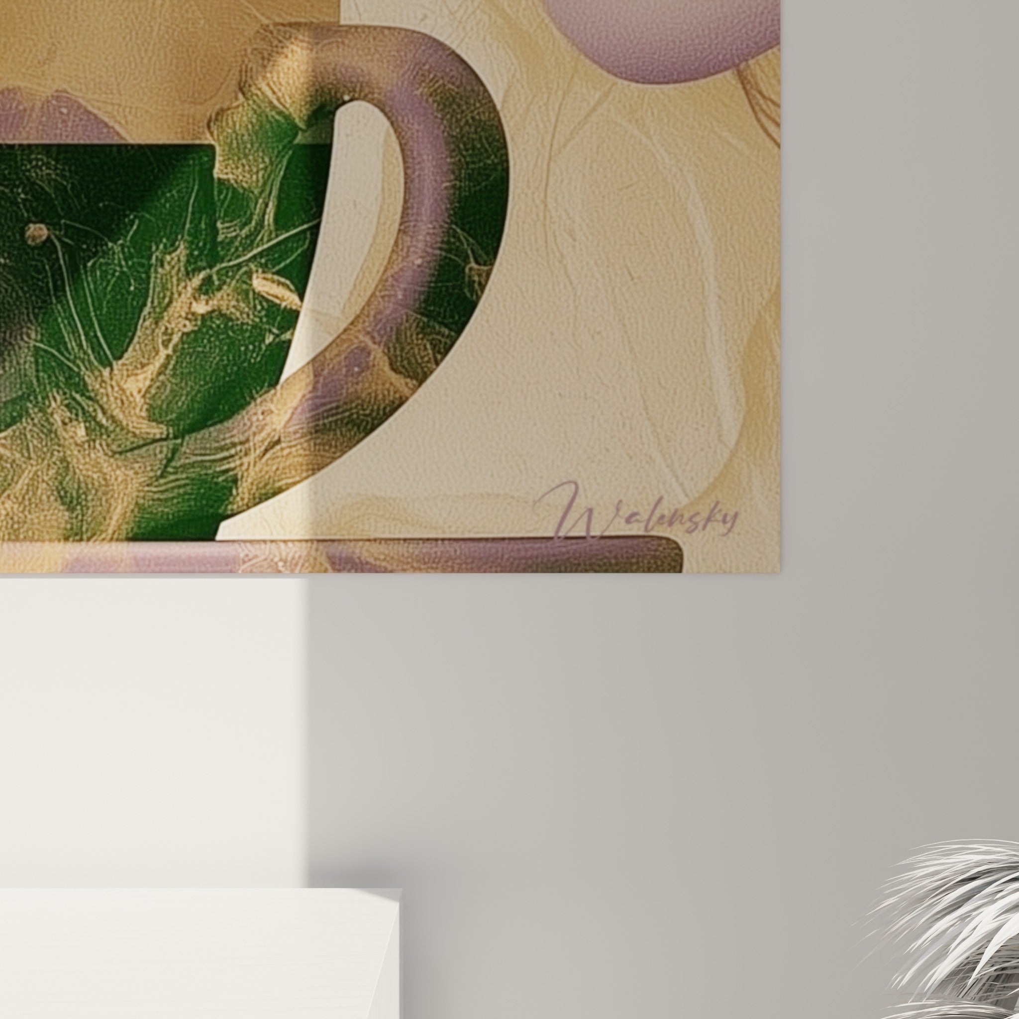 Empâtements dorés et coulures prune se mêlent sur la surface texturée de cette œuvre café