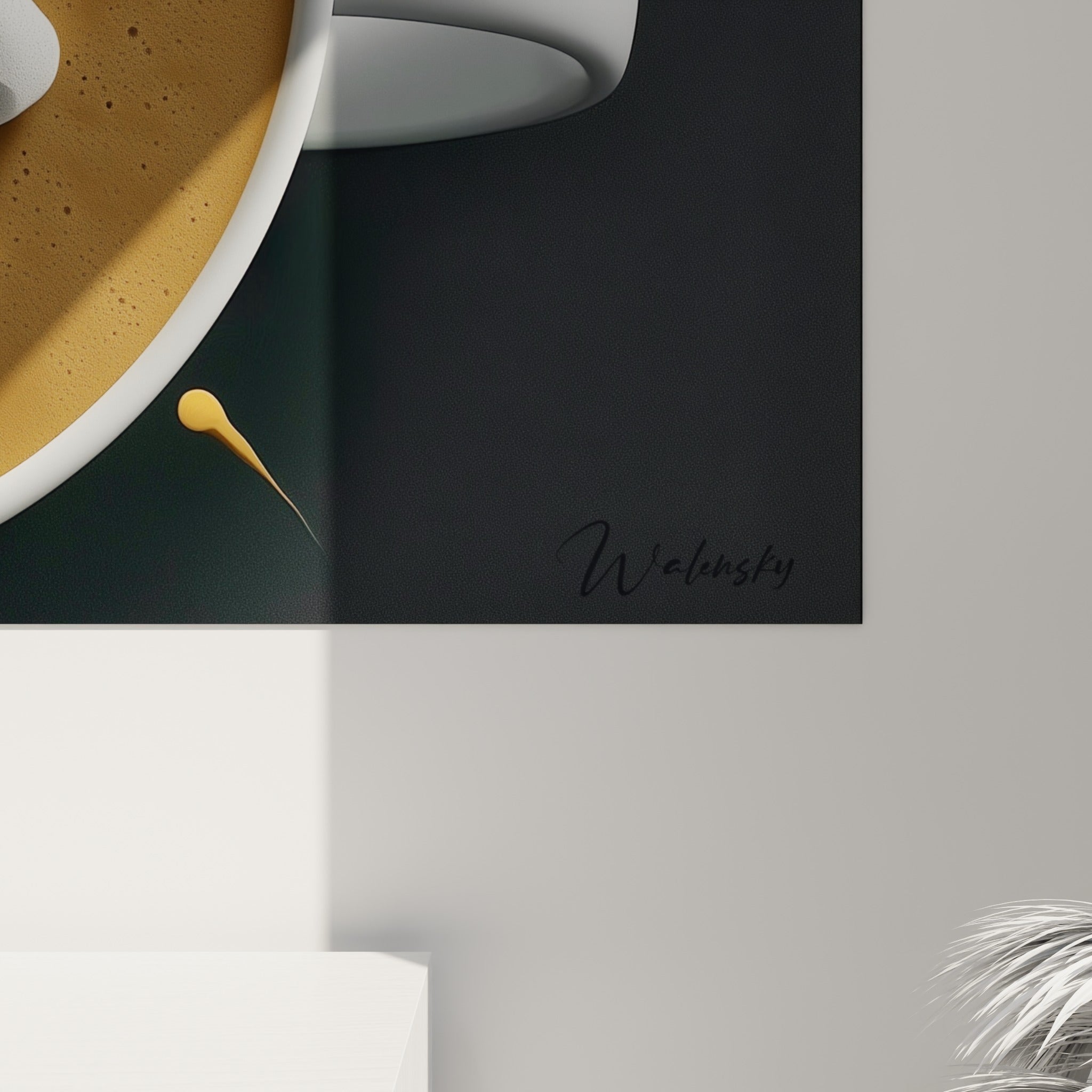 Grain texturé du visage blanc et éclats dorés du café visibles en gros plan sur la toile
