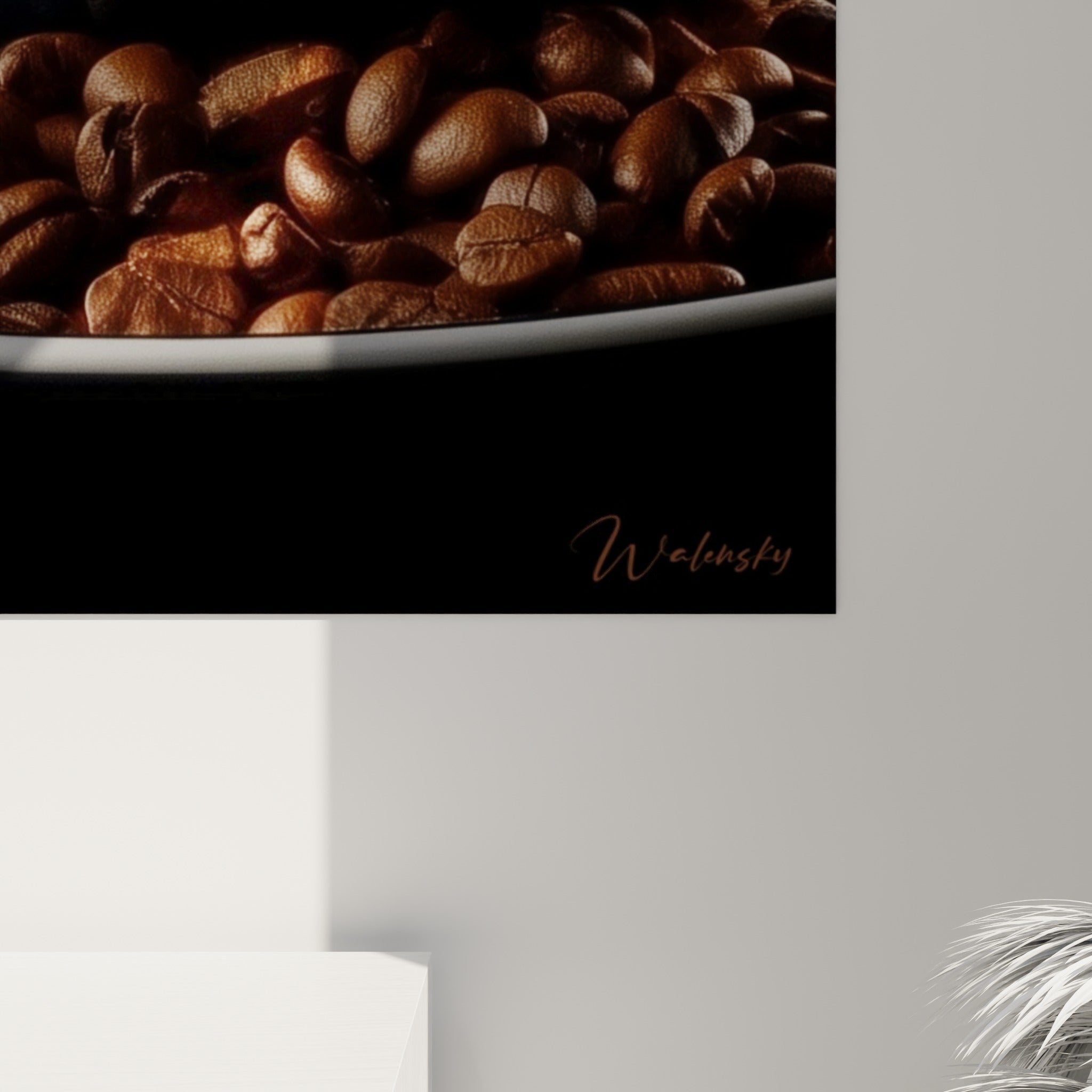 Reflets brillants sur la tasse noire, texture granuleuse des fèves torréfiées et mousse crème veloutée visibles de près