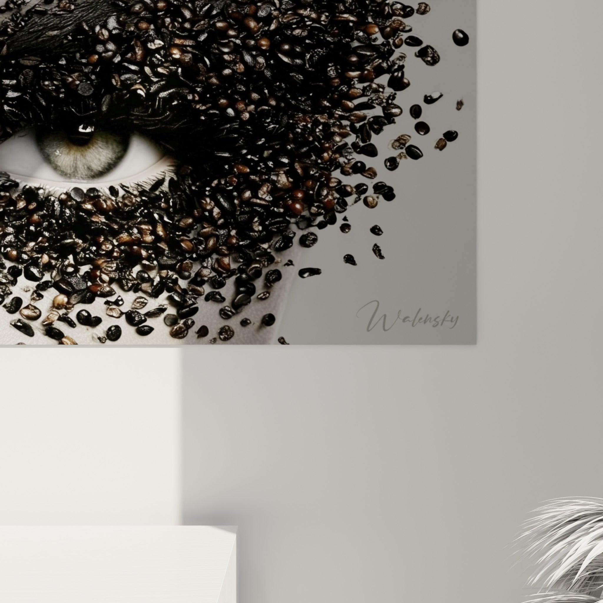 Grains de café noirs et cuivrés en relief texturé s'éparpillant sur la peau claire du visage