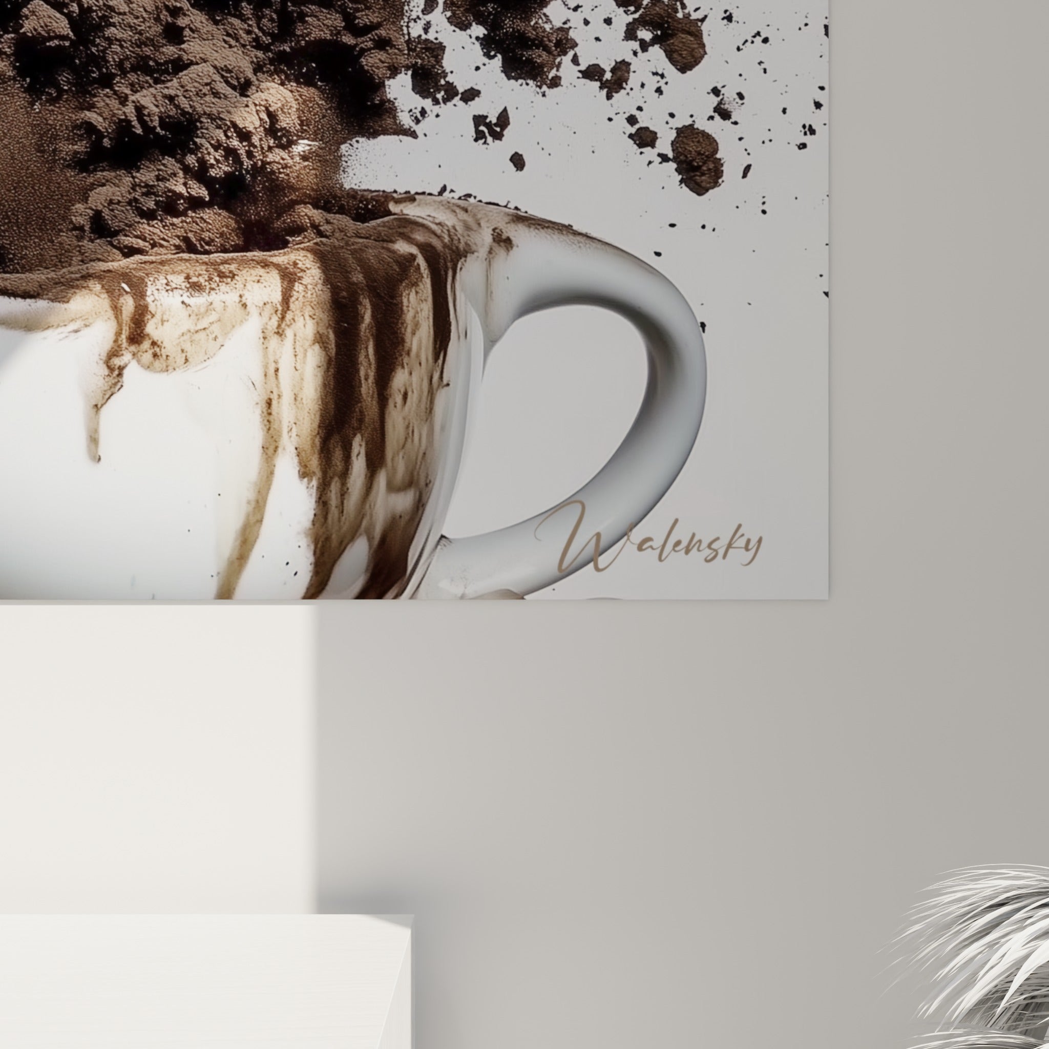 Grain de café marron et coulures anthracite visibles en relief sur la toile imprimée