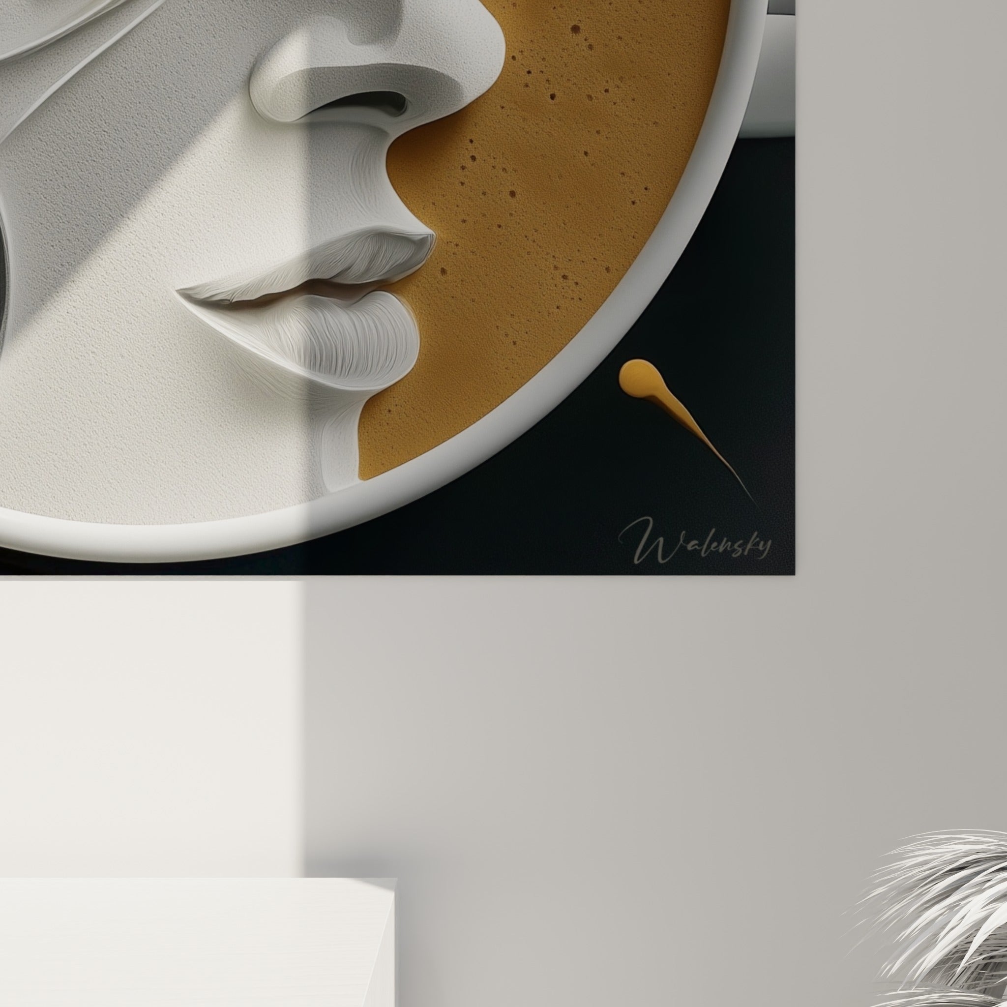 Grain texturé du visage blanc et coulures ambrées de la tasse, détail rapproché de l'œuvre accrochée