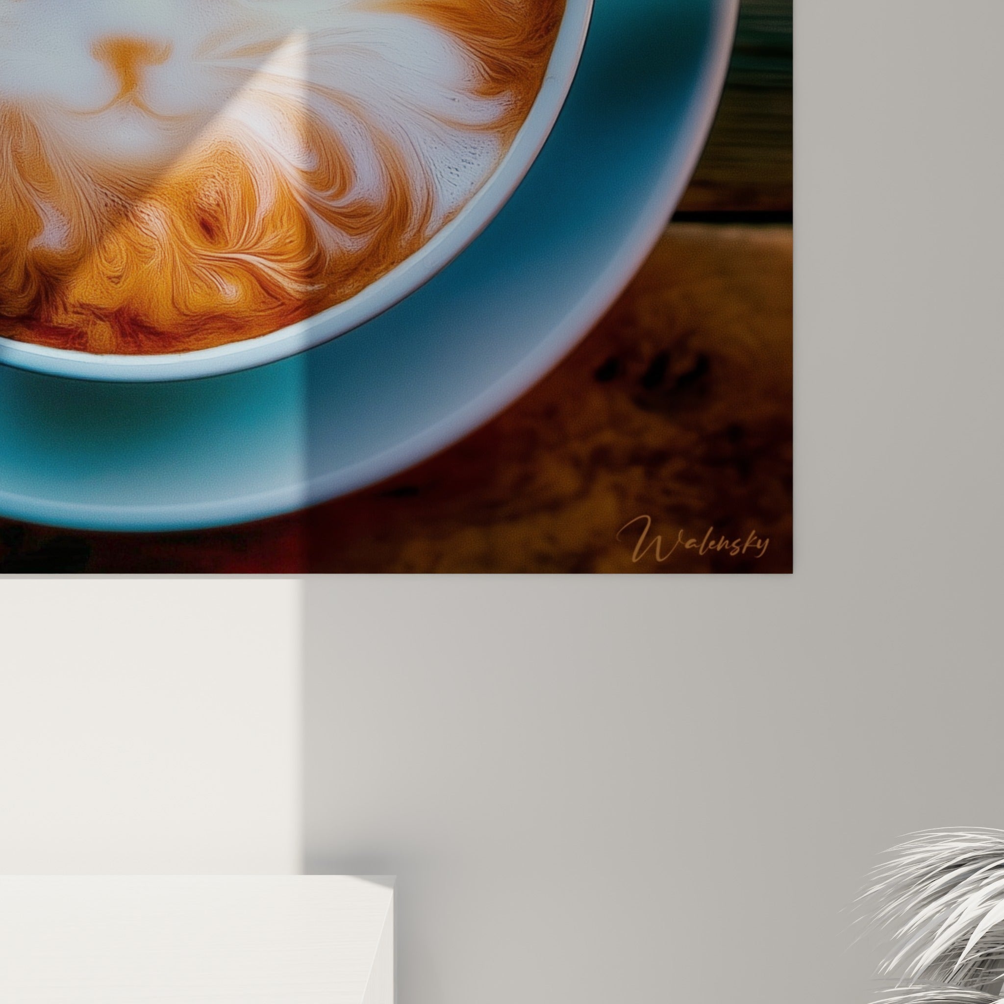 Empâtements crémeux blancs et orangés se mêlant sur la surface du café ambré