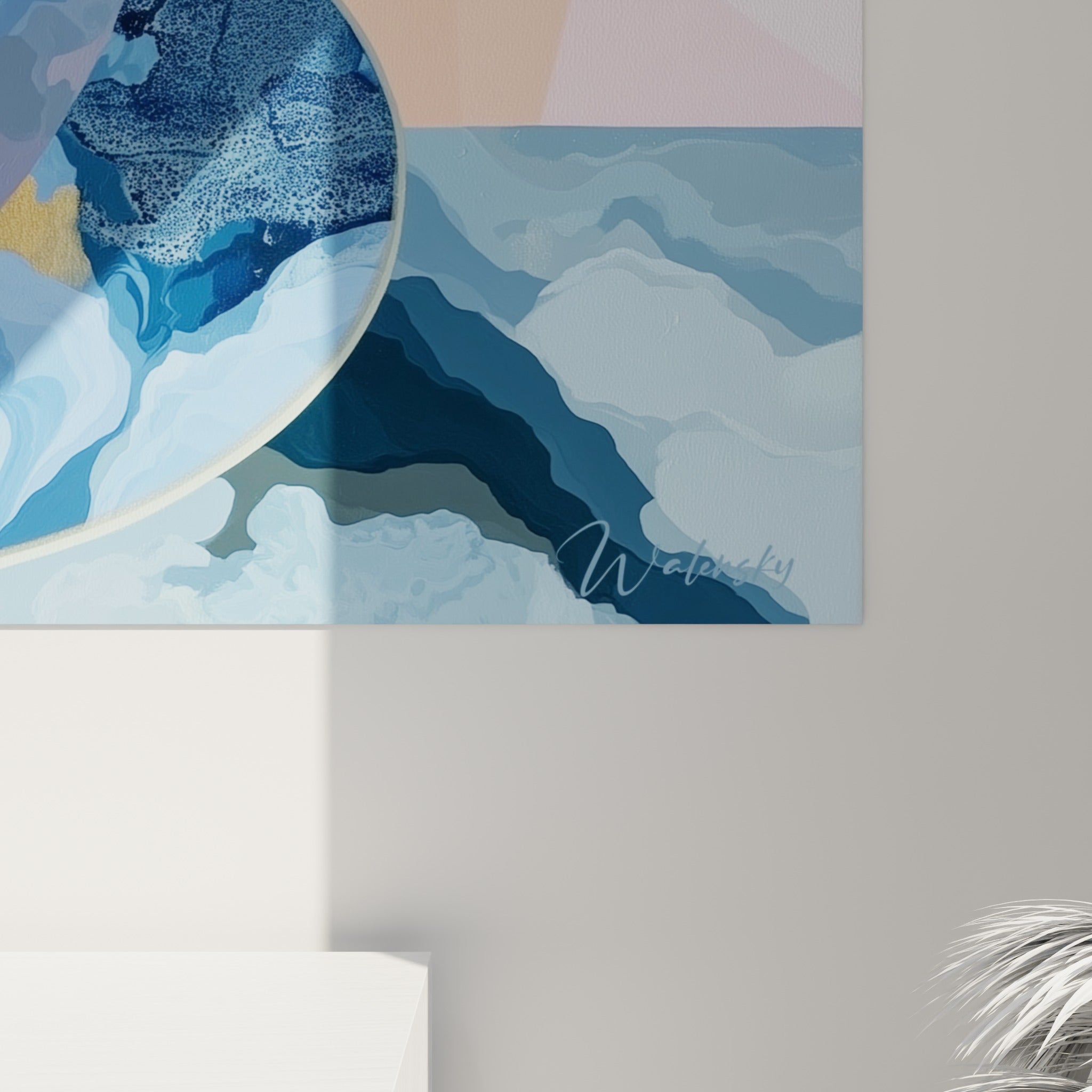 Grain marbré du café bleu pastel et coulures dorées visibles de près sur la toile accrochée