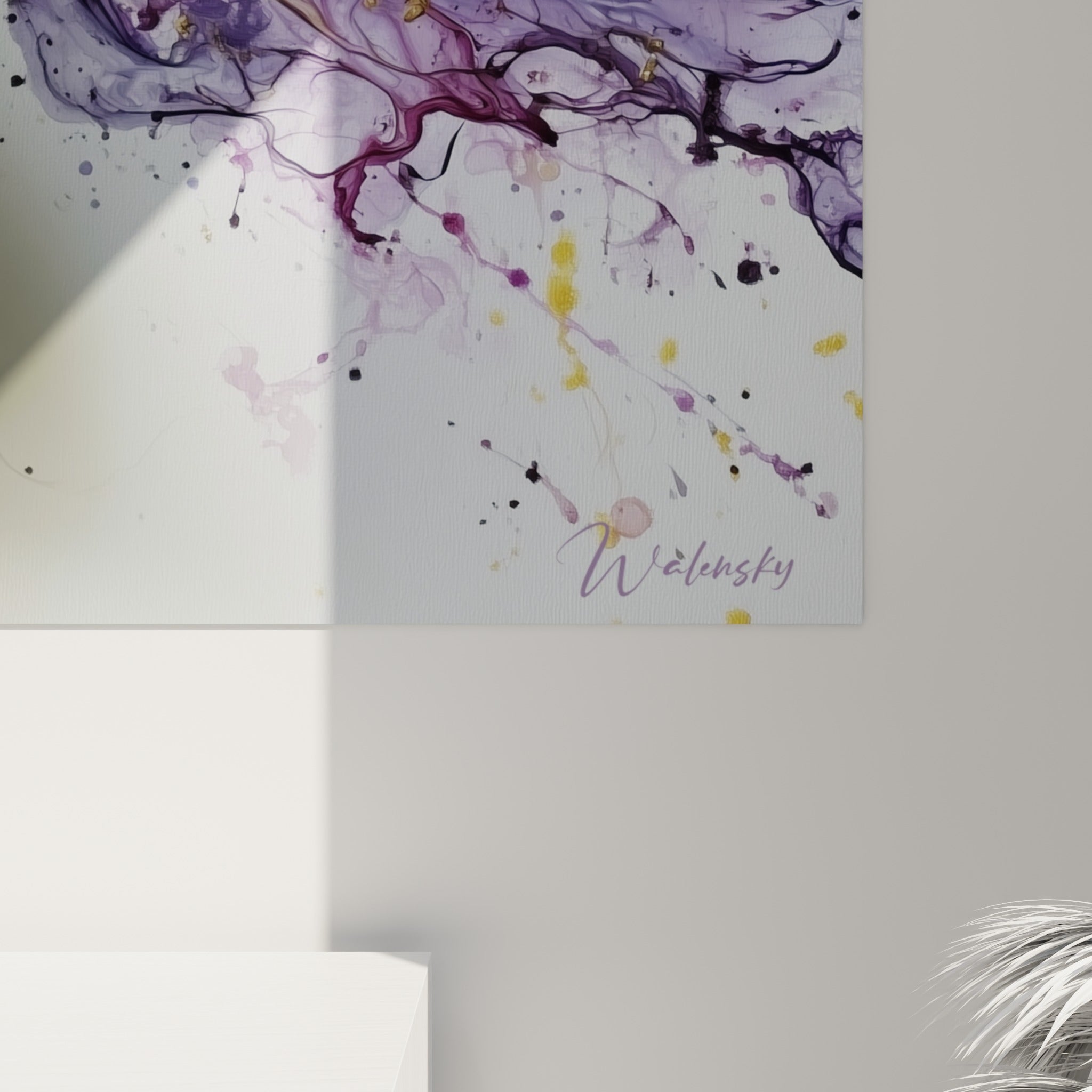Empâtements dorés et coulures violettes se mêlant en surface, révélant le grain texturé de la toile