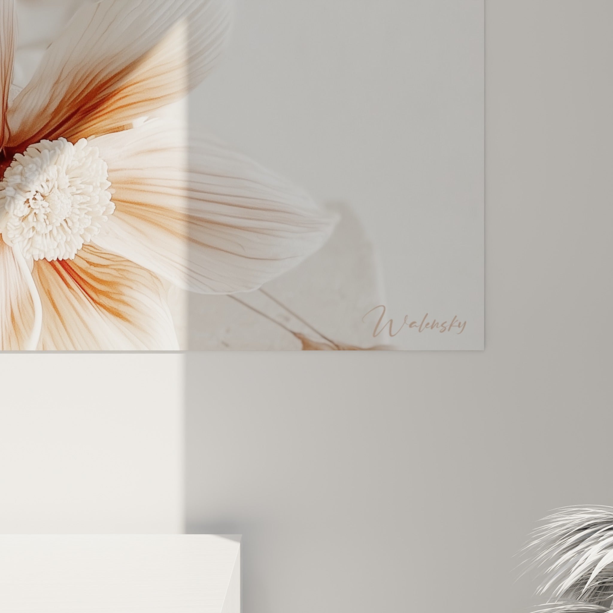 Grain de céramique moucheté et coulures de mousse beige se mêlant aux veines terracotta de la fleur peinte
