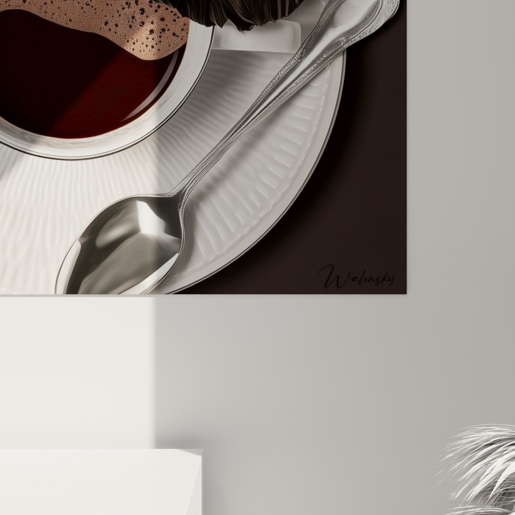 Texture fine des plumes blanches et noires révélant le grain détaillé de l'impression près de la tasse