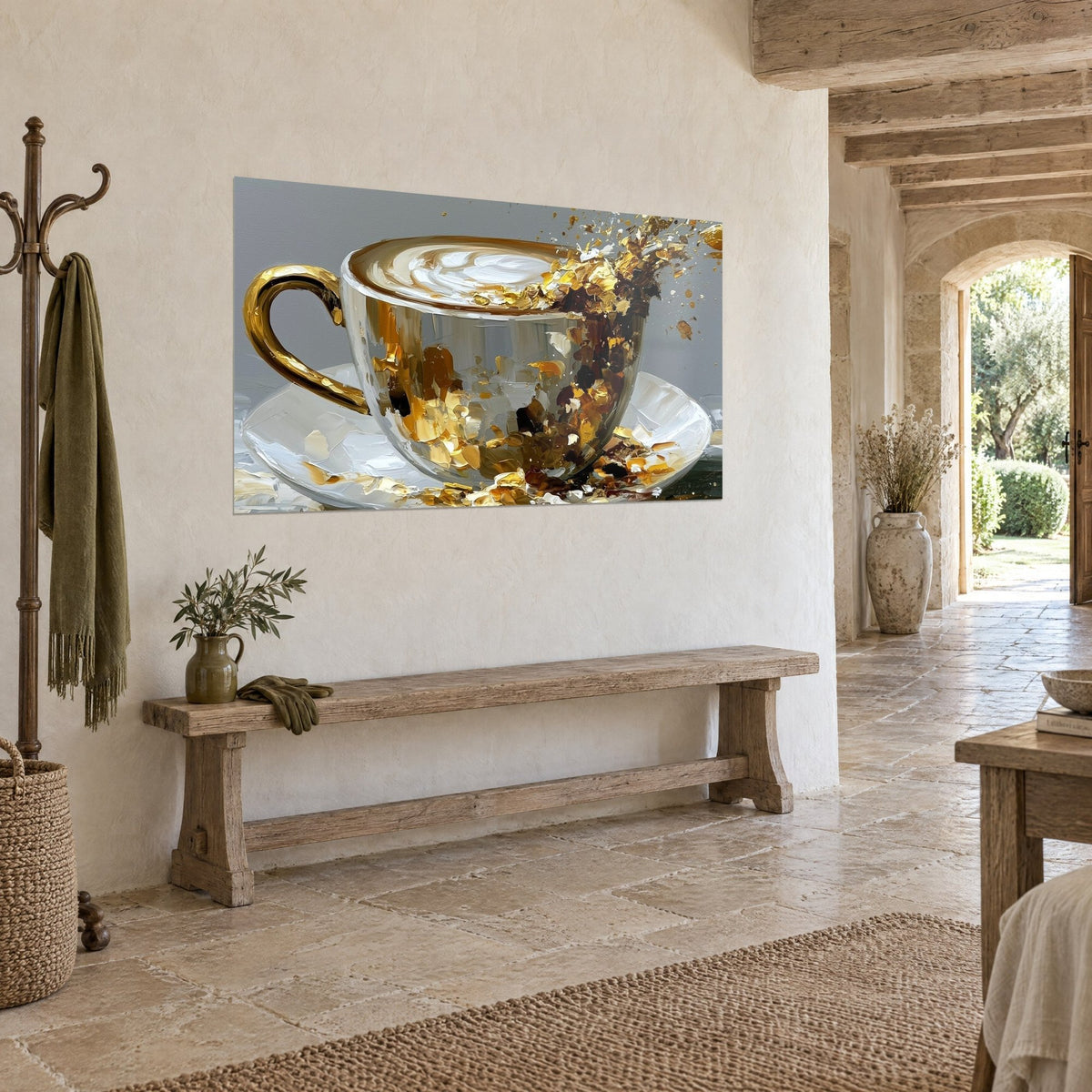 Tableau cappuccino dans sa coupe transparente, anse dorée et soucoupe blanche, sur un mur crème d'un couloir en pierre