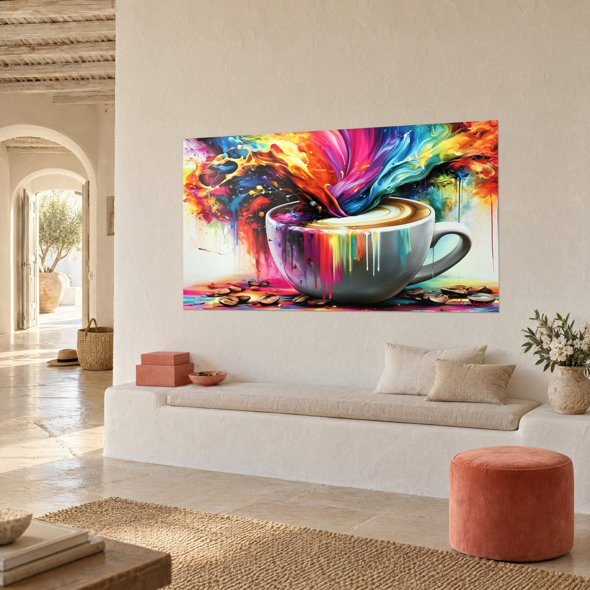 Quadro caffè latte sotto uno spruzzo di vernice magenta e blu turchese, colature sulla porcellana, muro bianco intonacato, vista di tre quarti