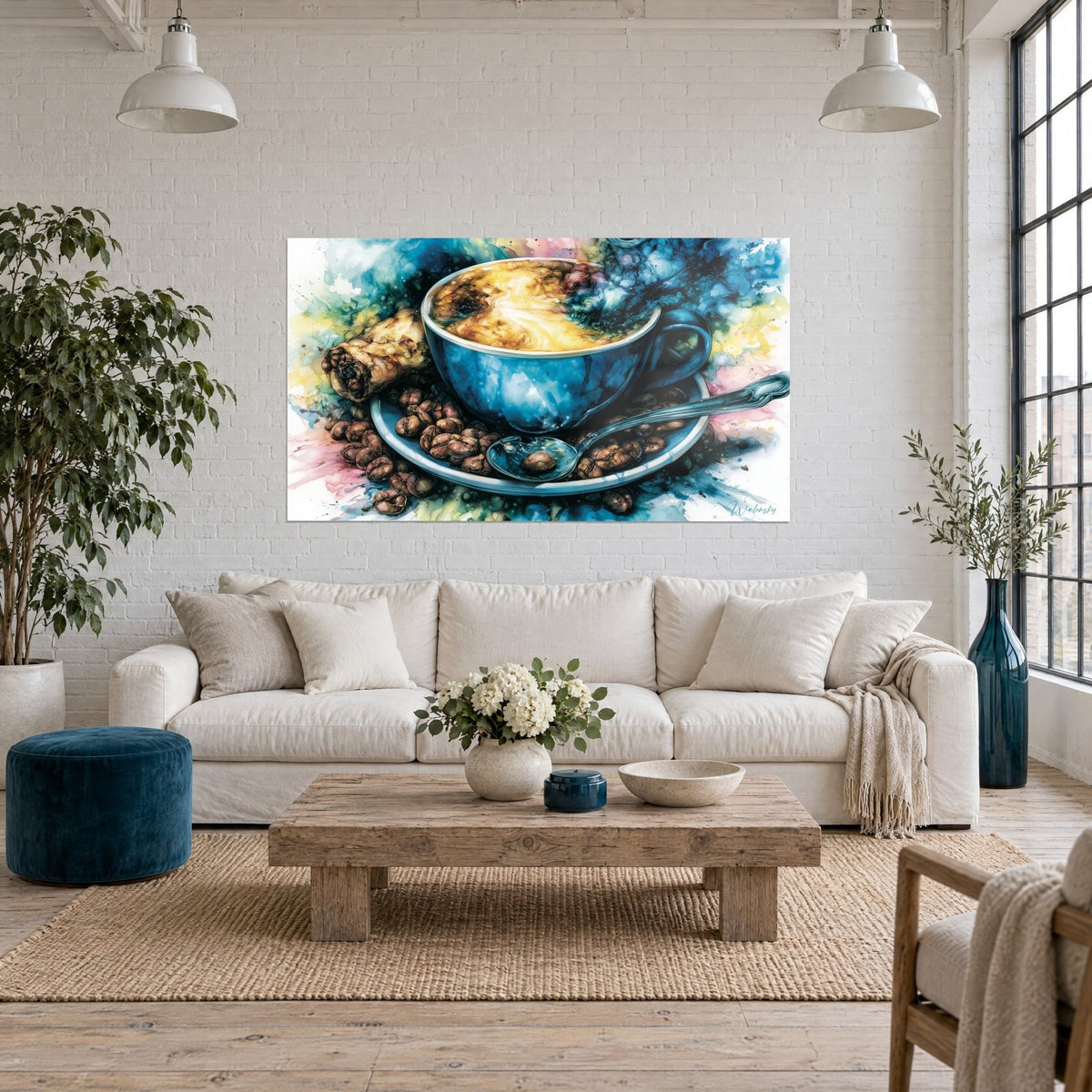 Quadro tazza di caffè blu cobalto con schiuma dorata, chicchi di caffè tostati marroni sul piattino, sopra un divano in un soggiorno luminoso