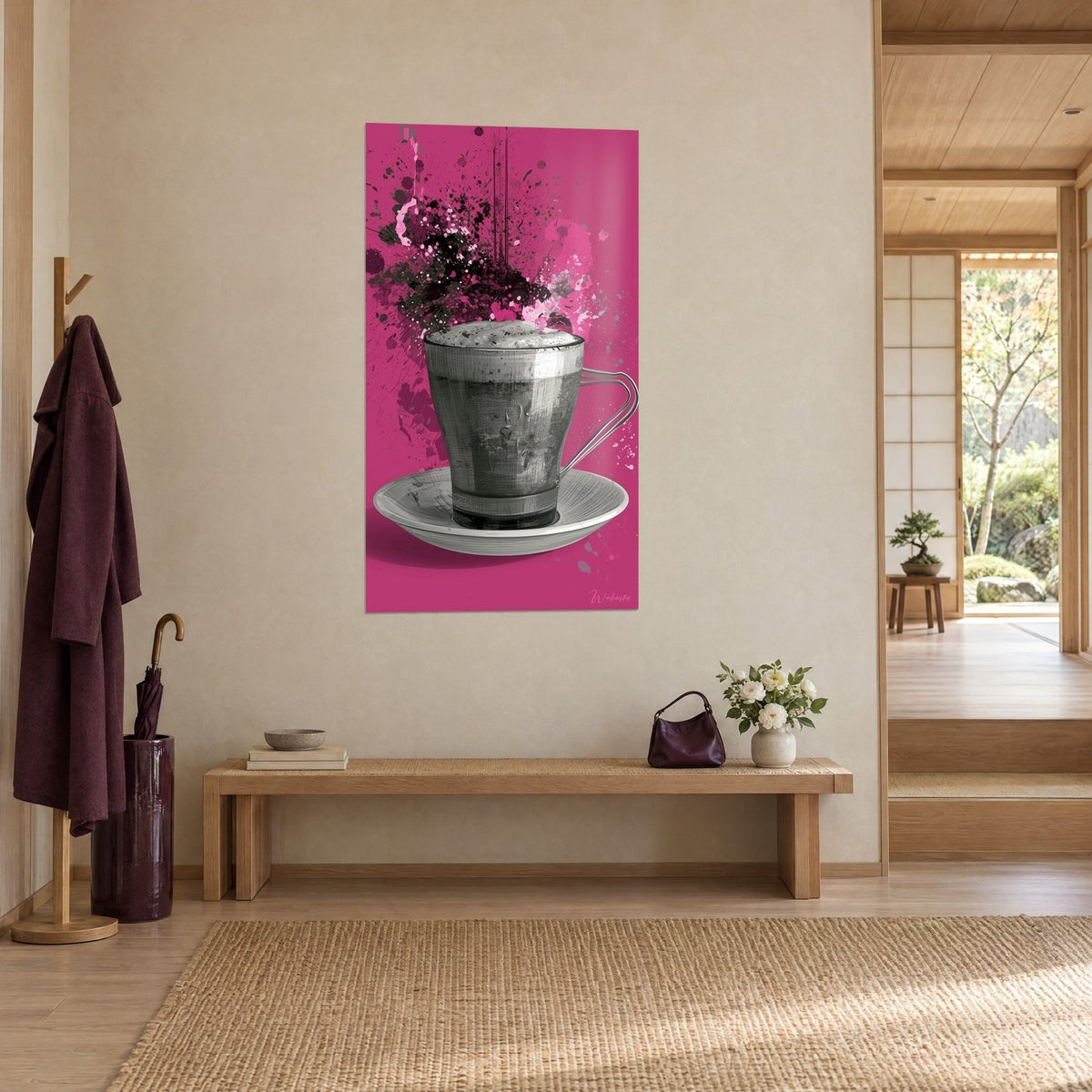 Cuadro capuchino de cristal ahumado sobre platillo plateado, salpicaduras rosa vivo y negras, entrada japandi de madera clara